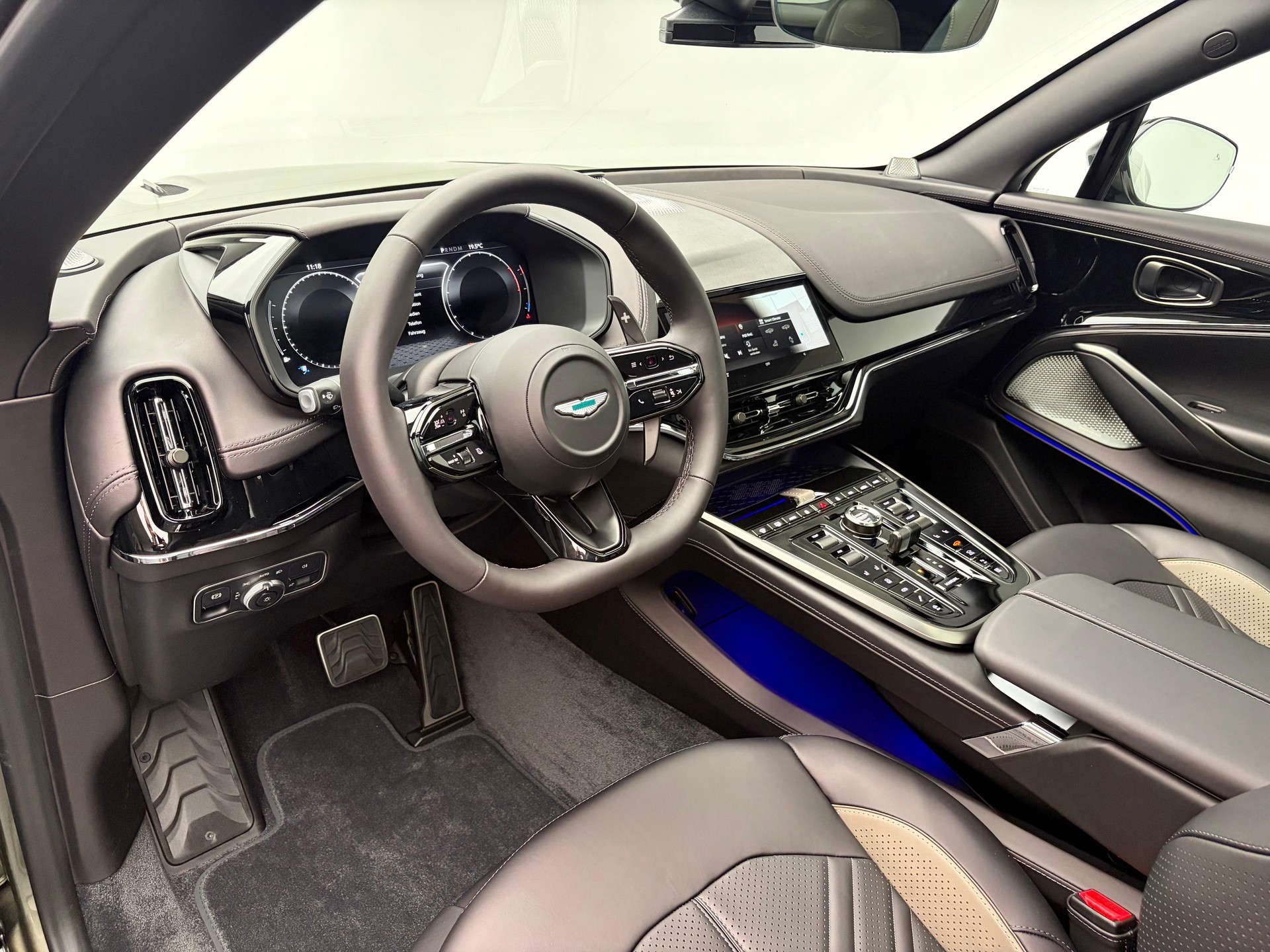 ASTON MARTIN DBX S 4.0 V8 Bi-Turbo-image-4