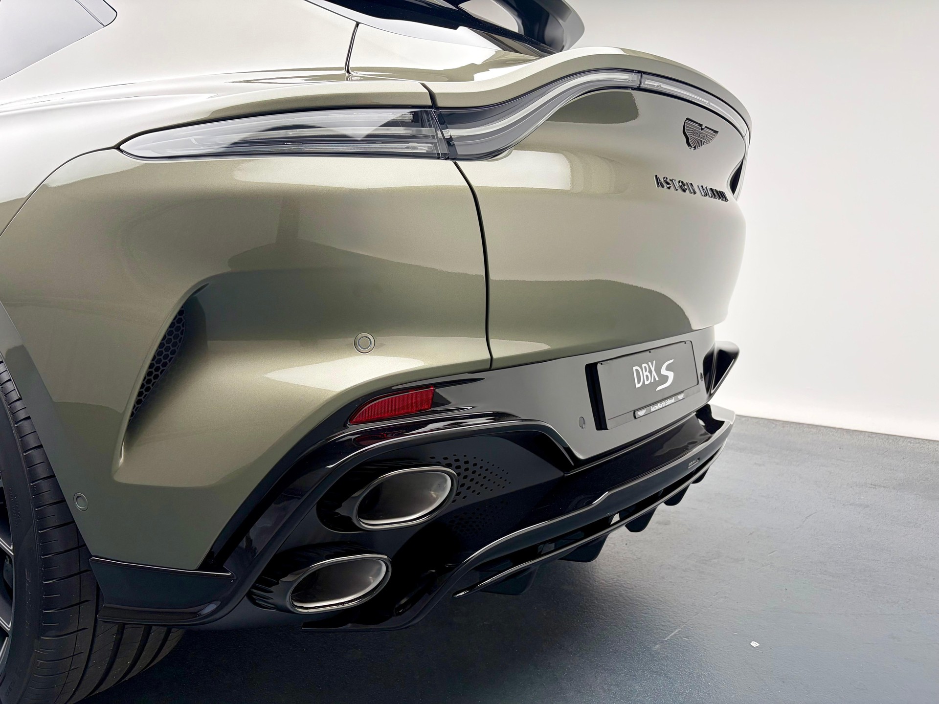 ASTON MARTIN DBX S 4.0 V8 Bi-Turbo-image-26