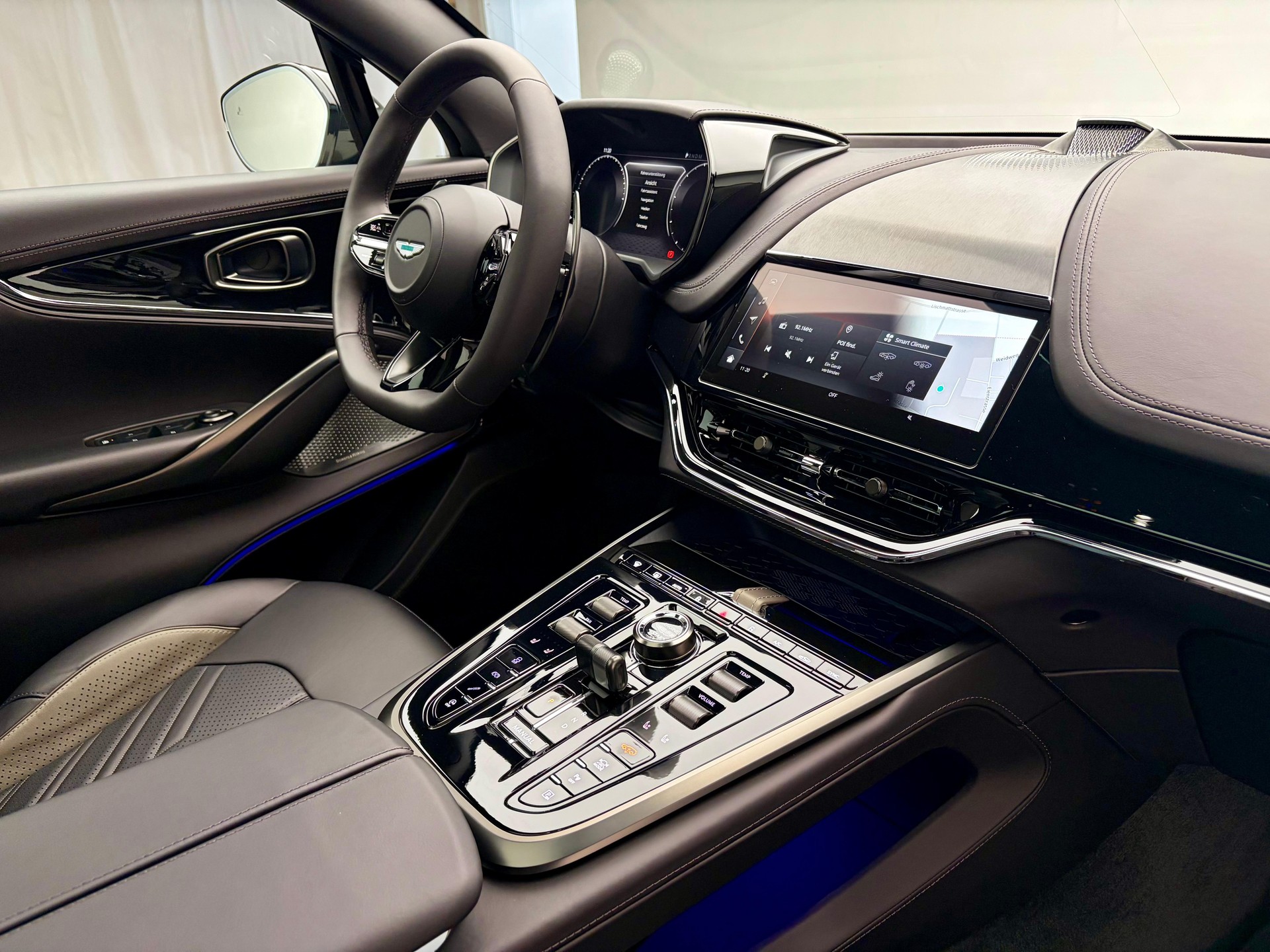 ASTON MARTIN DBX S 4.0 V8 Bi-Turbo-image-9