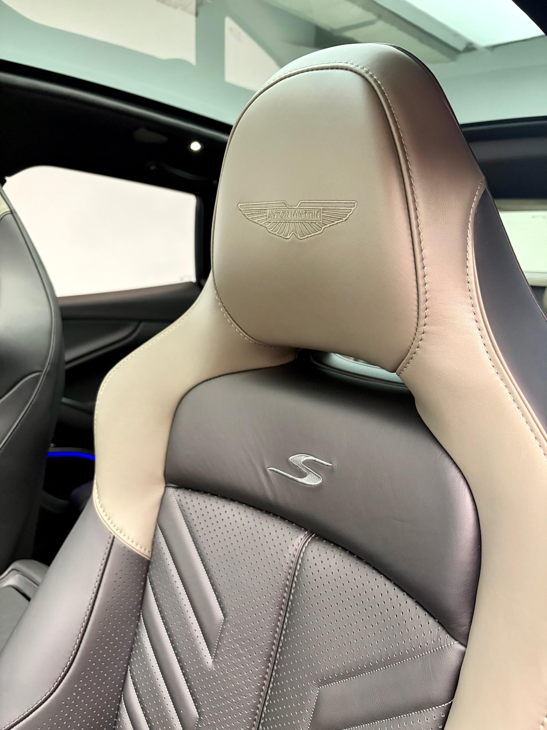 ASTON MARTIN DBX S 4.0 V8 Bi-Turbo-image-7