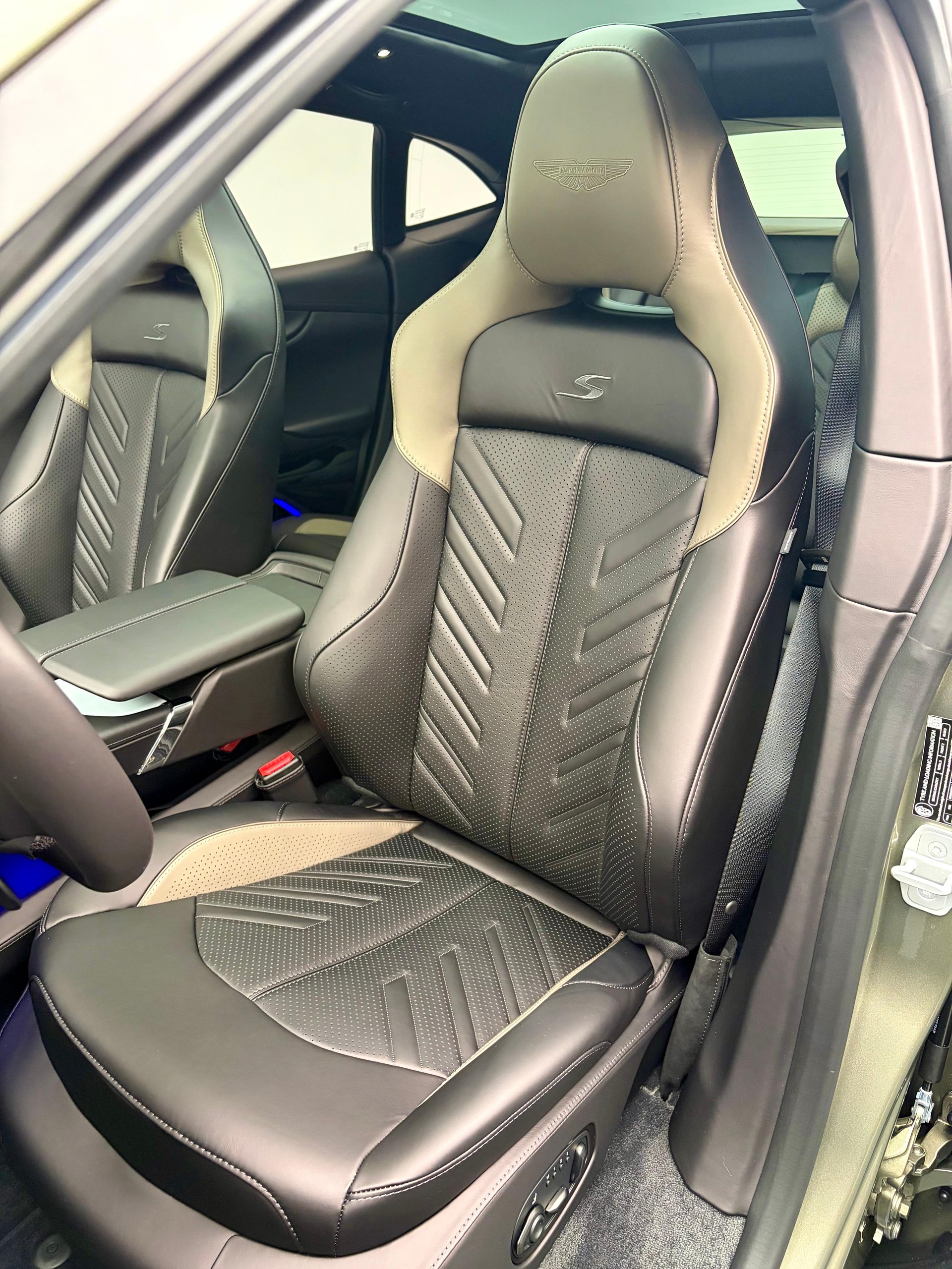 ASTON MARTIN DBX S 4.0 V8 Bi-Turbo-image-8