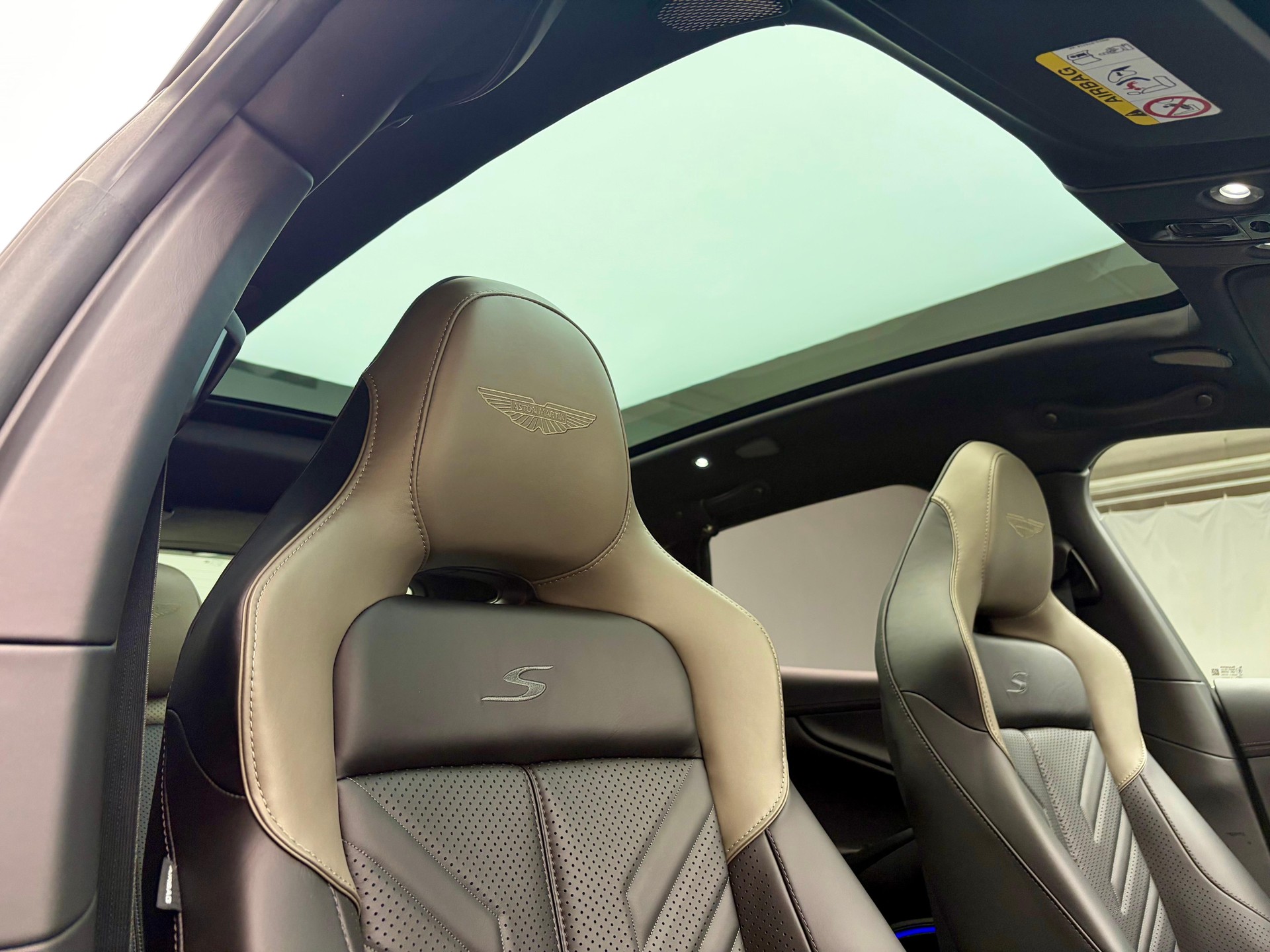 ASTON MARTIN DBX S 4.0 V8 Bi-Turbo-image-14