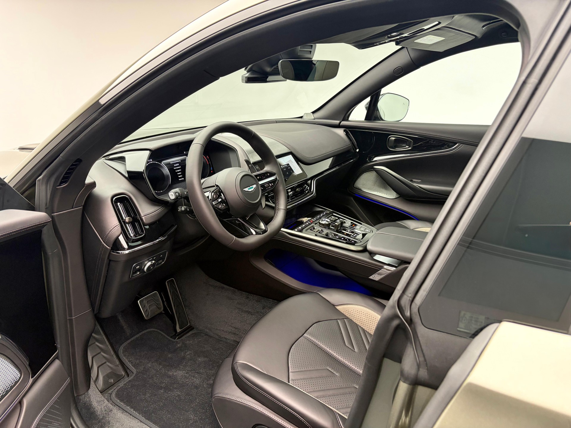 ASTON MARTIN DBX S 4.0 V8 Bi-Turbo-image-3