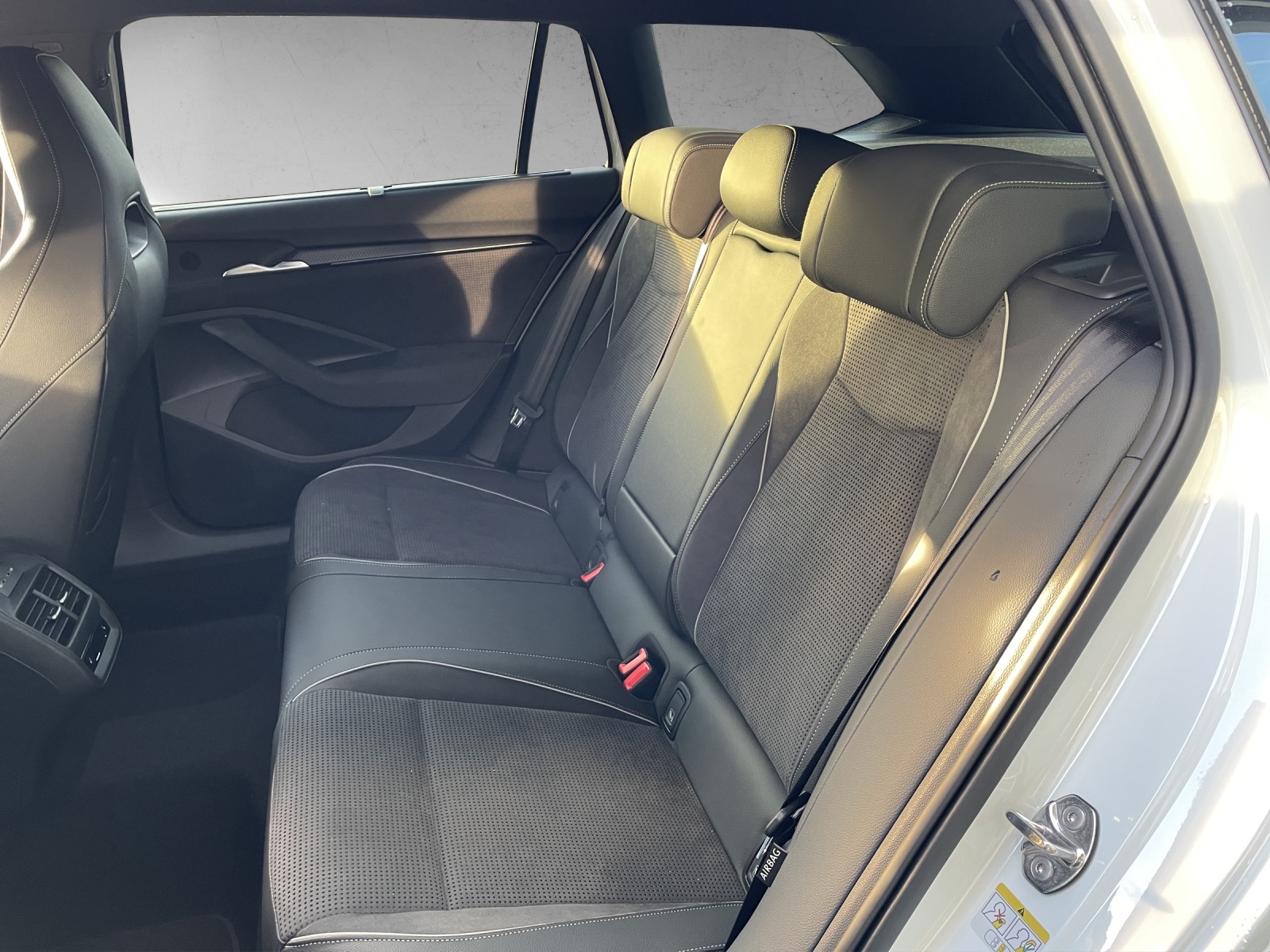 SKODA Superb Combi 2.0 TSI Sportline 4x4 DSG-image-12