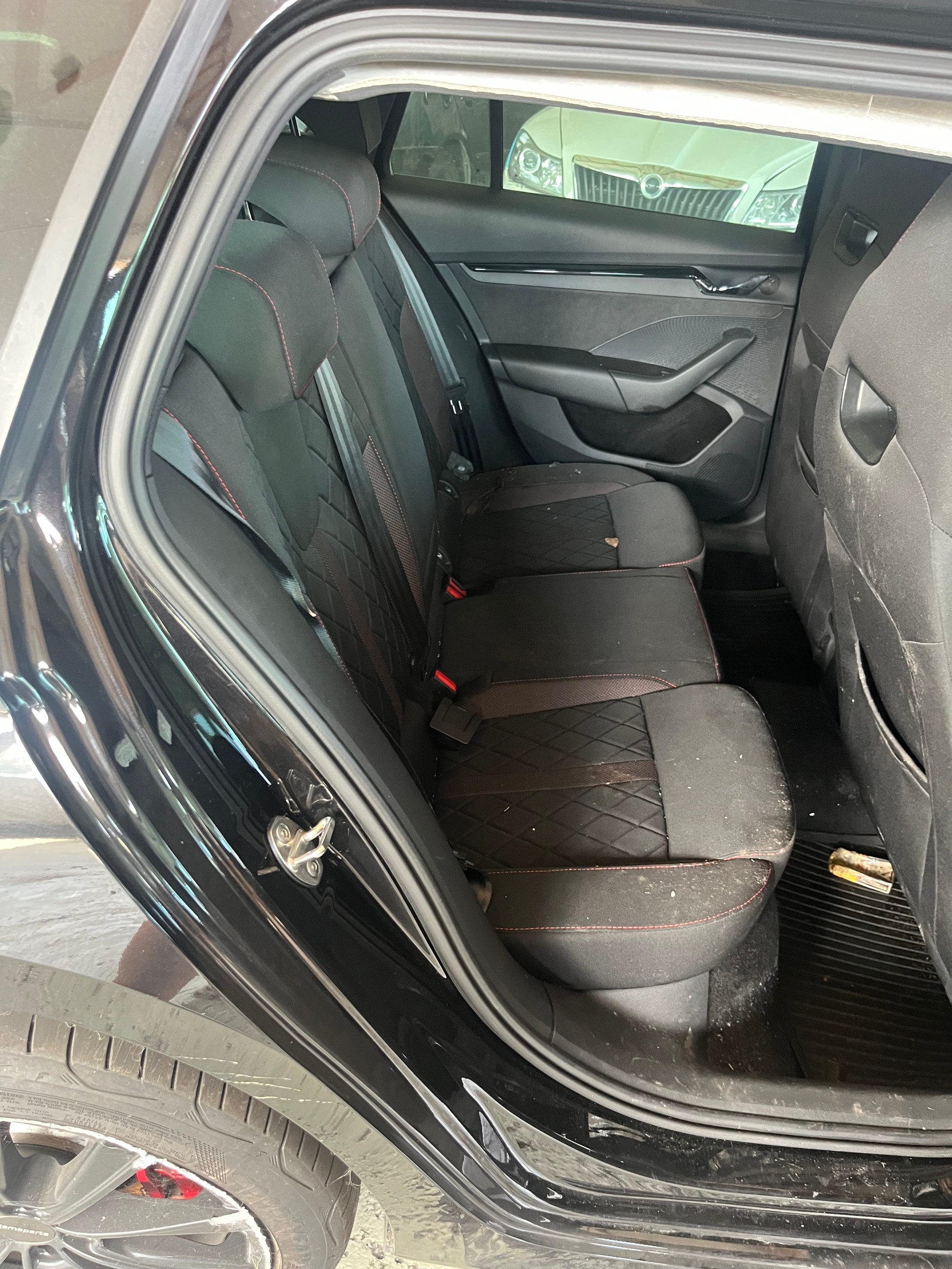 SKODA Octavia Combi 1.4 TSI PHEV DSG RS-image-2