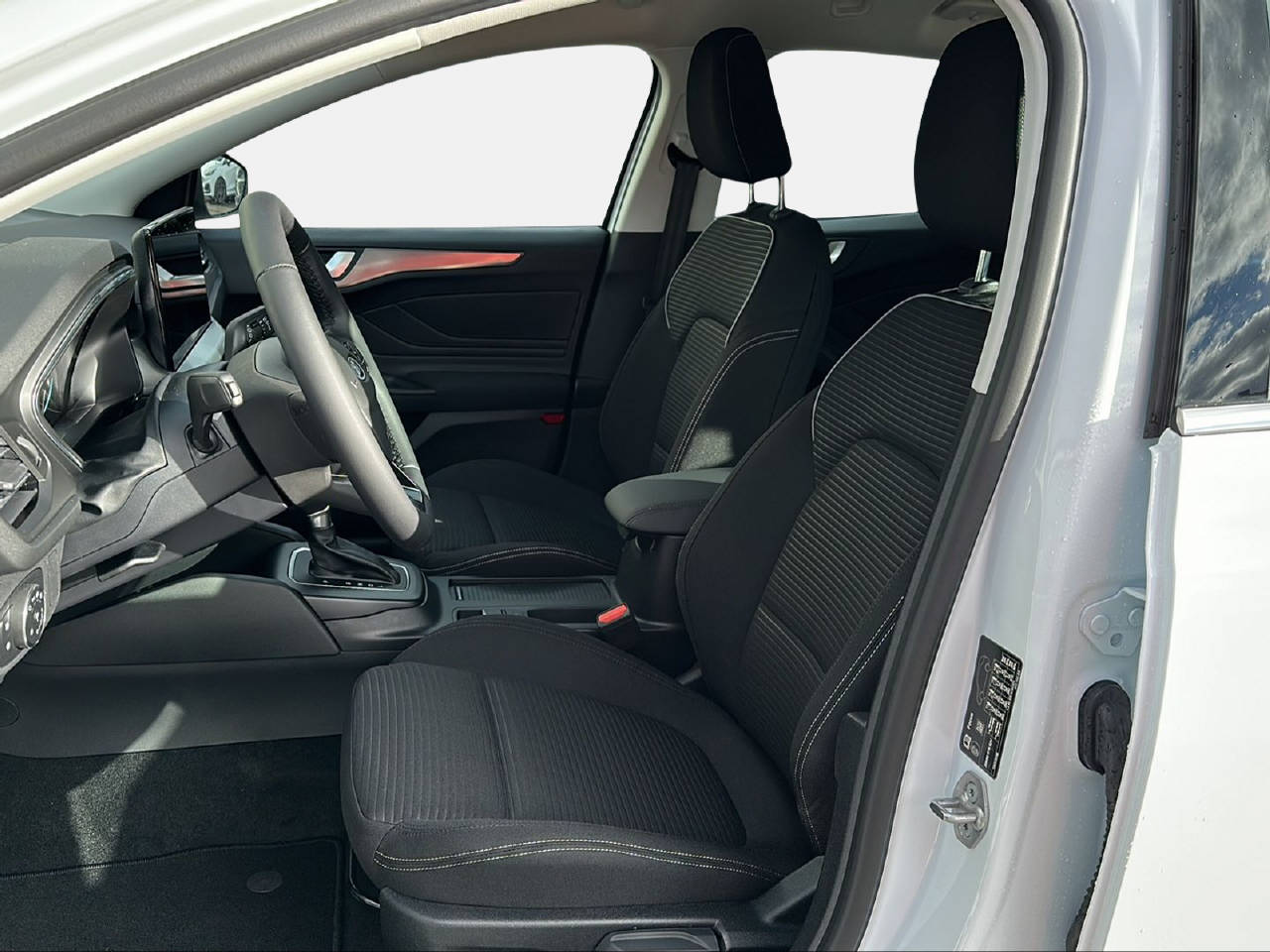 FORD Focus Station Wagon 1.0i EcoB Hybrid 155 Titanium-image-10