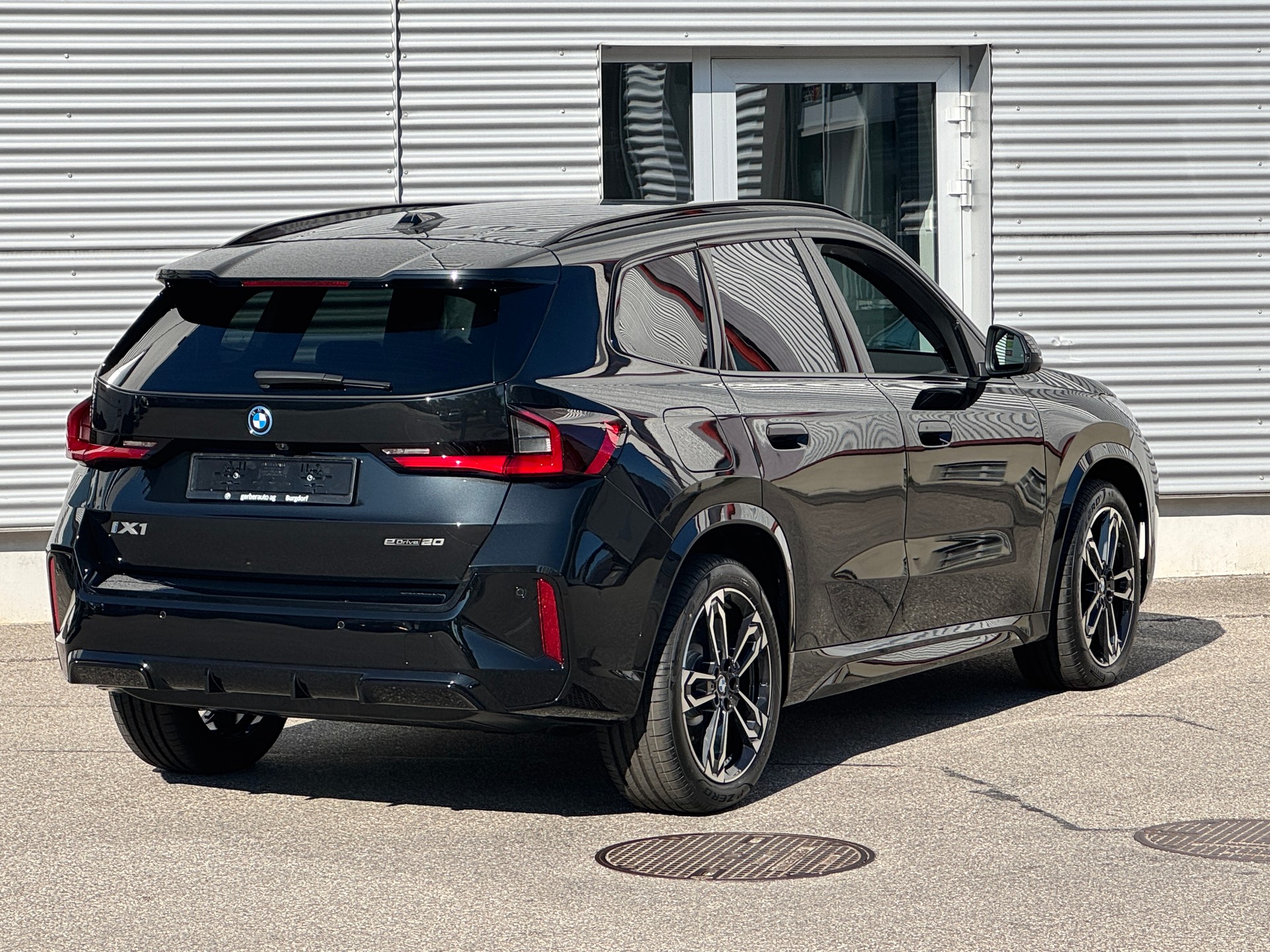 BMW iX1 eDrive 20 M Sport "Limited Black*"-image-1