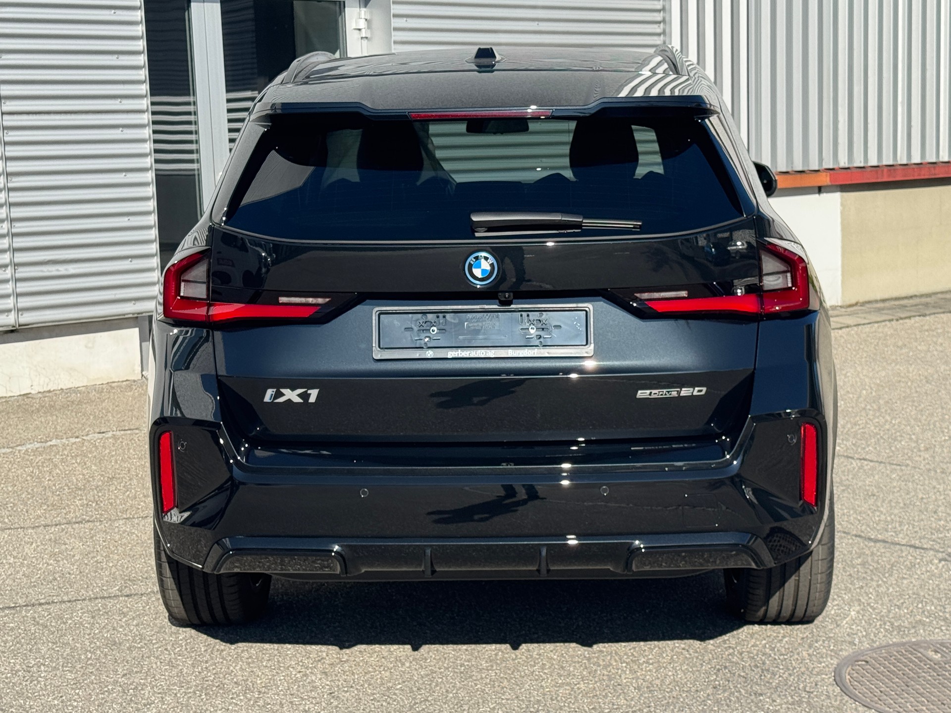 BMW iX1 eDrive 20 M Sport "Limited Black*"-image-4