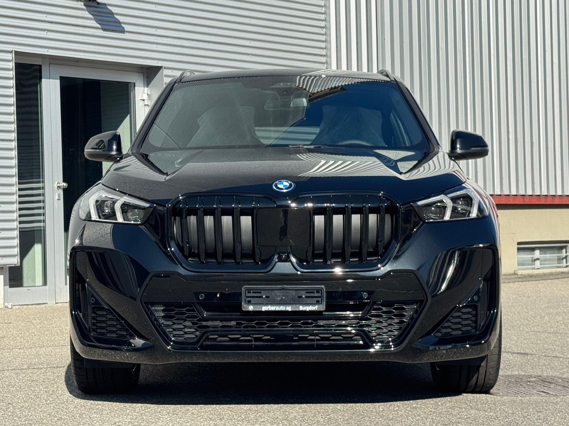 BMW iX1 eDrive 20 M Sport "Limited Black*"-image-3