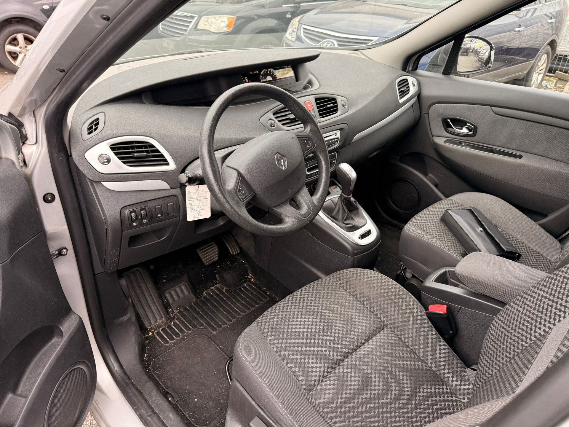 RENAULT Scénic 2.0 16V Privilège X-Tronic CVT-image-8