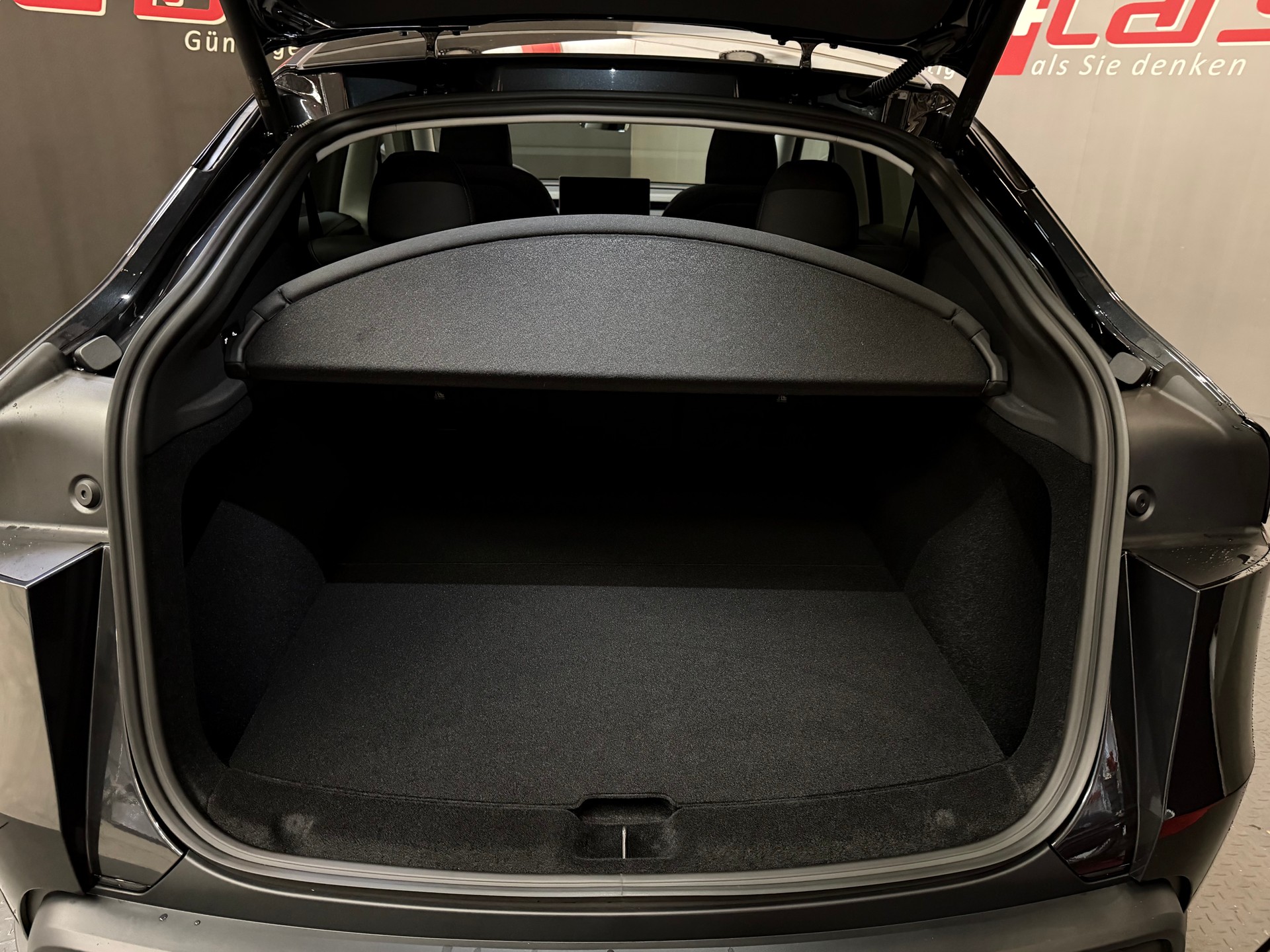 TESLA Model Y LR Premium AWD MY27 AHK-image-11