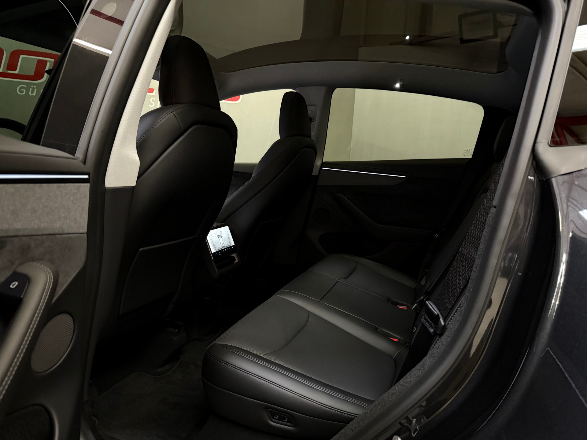 TESLA Model Y LR Premium AWD MY27 AHK-image-13