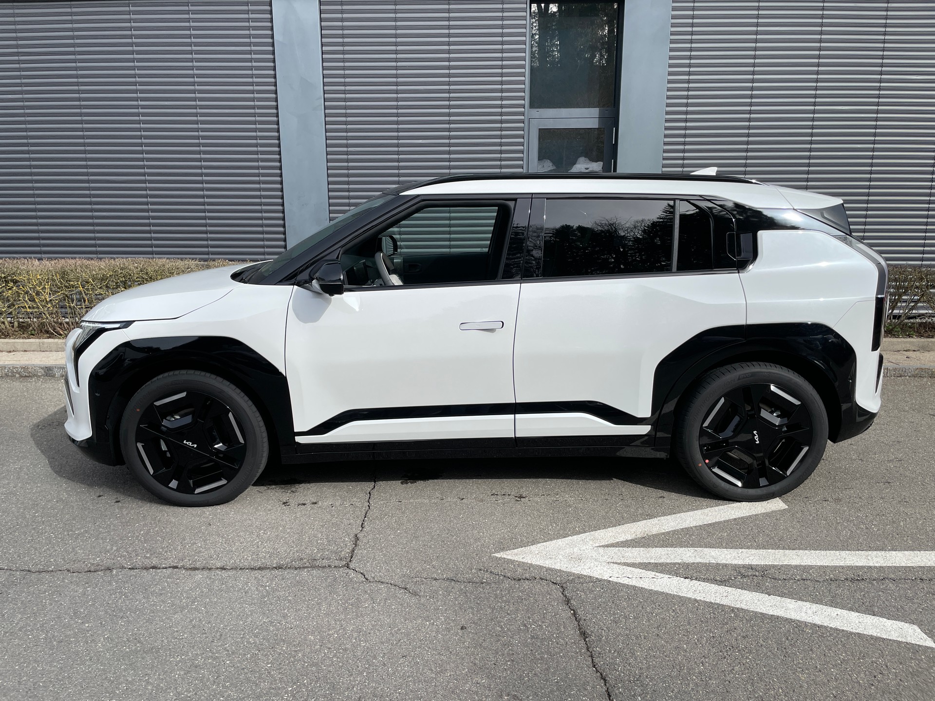 KIA EV3 81,4 kWh GT-Line mit GT-Line Pack und Panoramadach! V2L Funktion-image-1