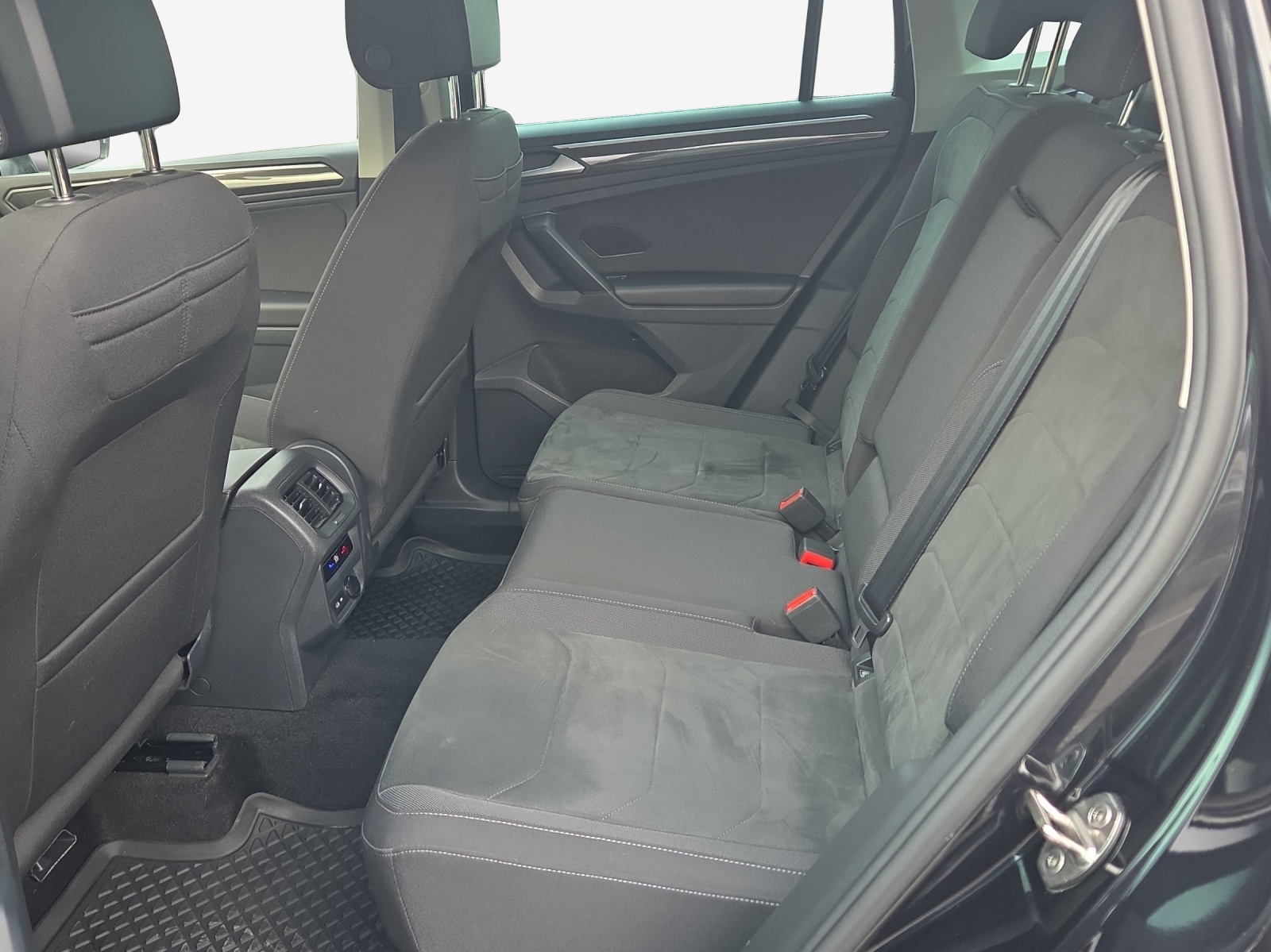 VW Tiguan 2.0 TDI SCR Elegance 4Motion DSG-image-11