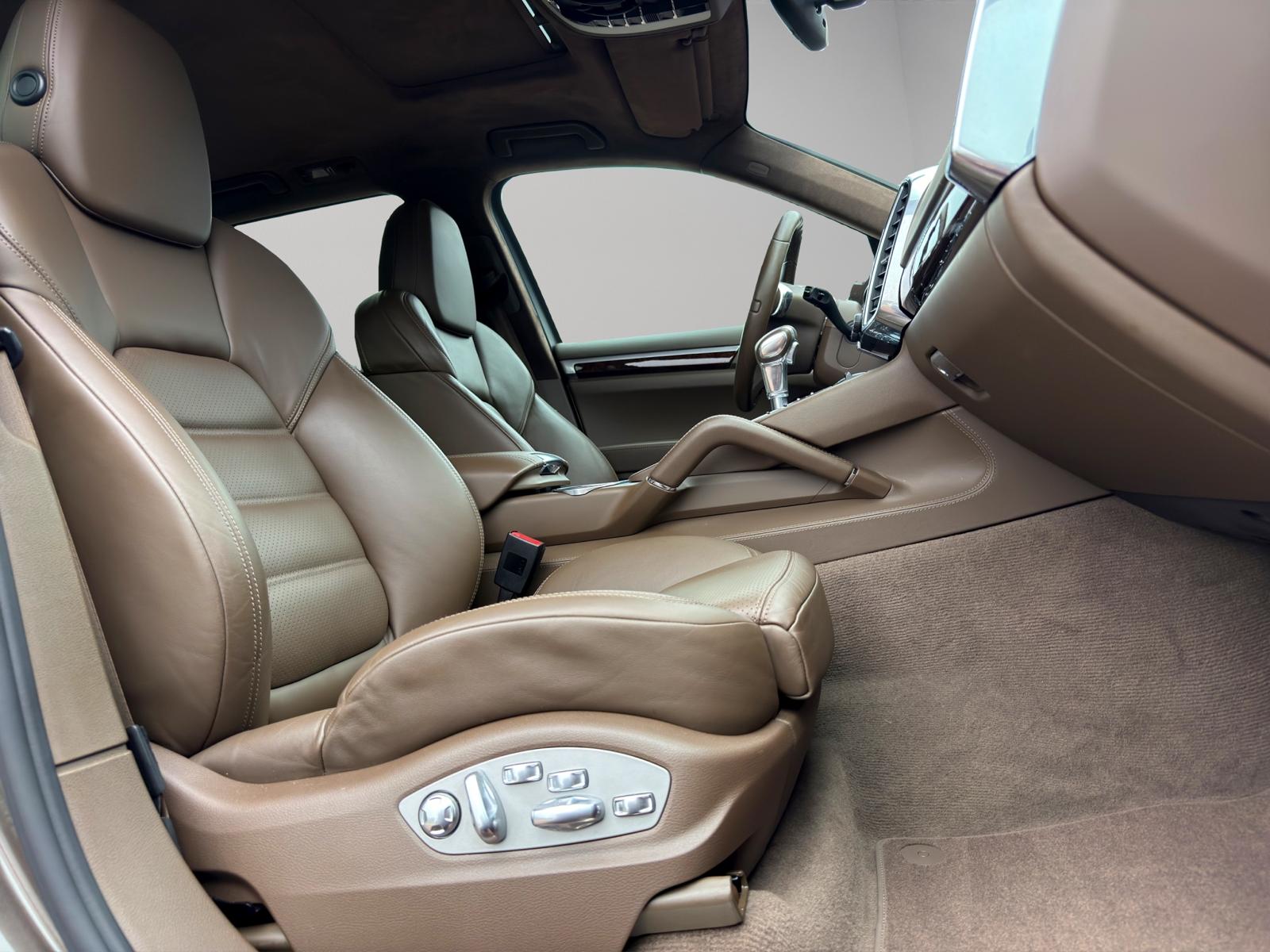 PORSCHE Cayenne Turbo-image-14