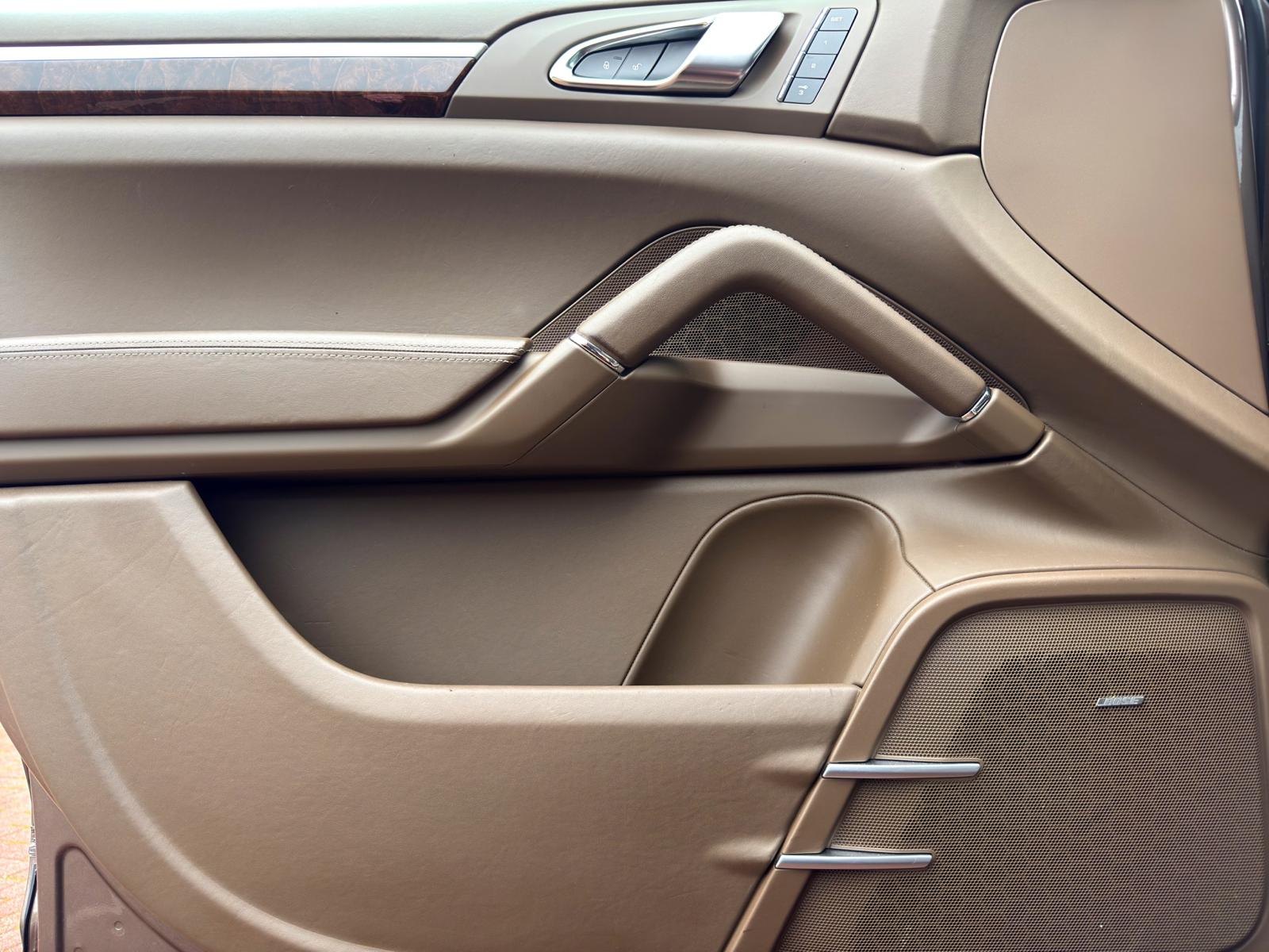 PORSCHE Cayenne Turbo-image-23
