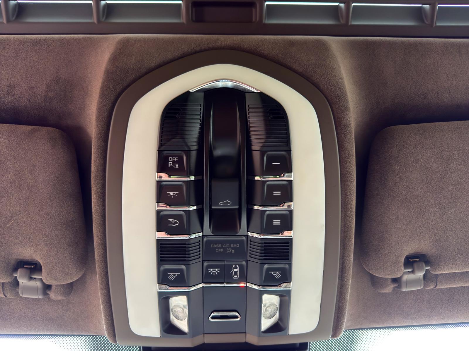 PORSCHE Cayenne Turbo-image-25