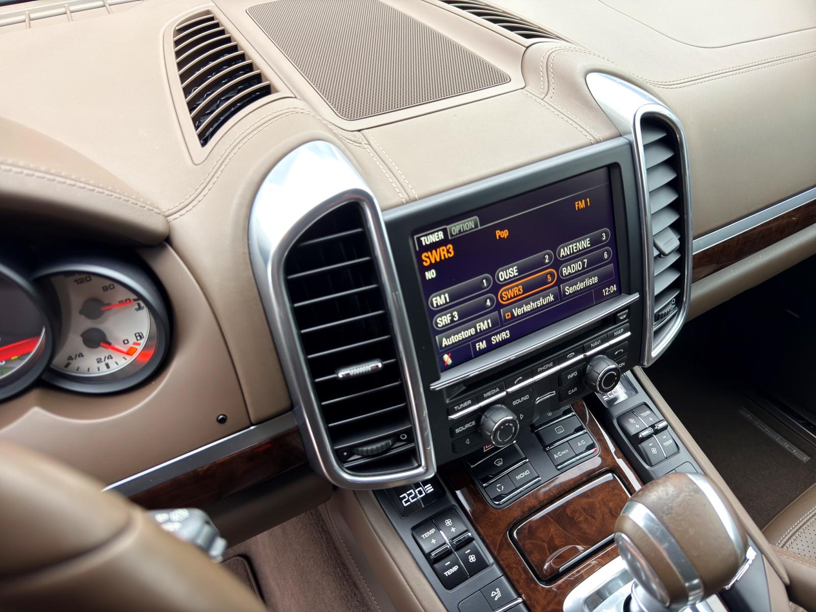 PORSCHE Cayenne Turbo-image-24