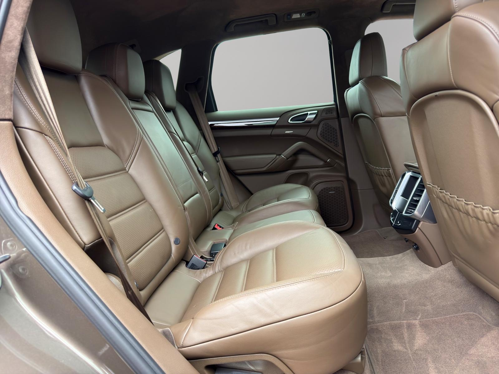 PORSCHE Cayenne Turbo-image-16