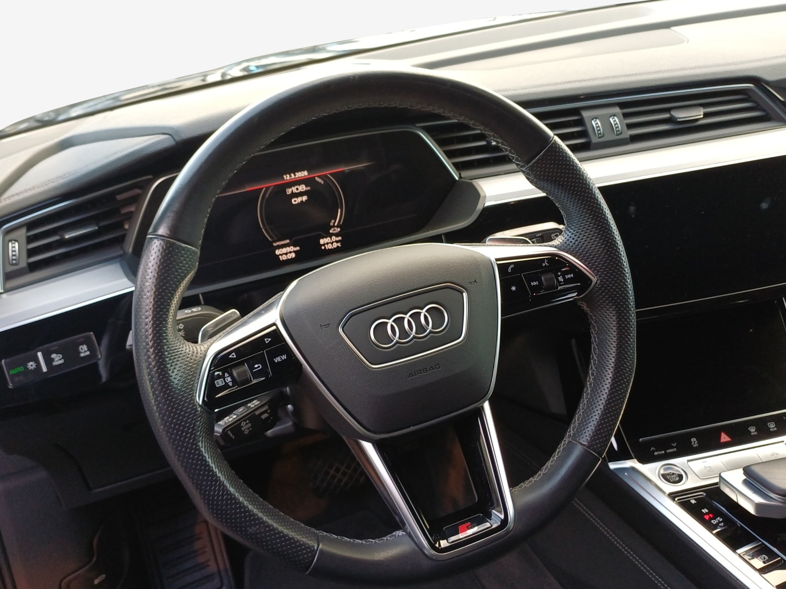 AUDI e-tron 55 S Line Black Edition quattro-image-10