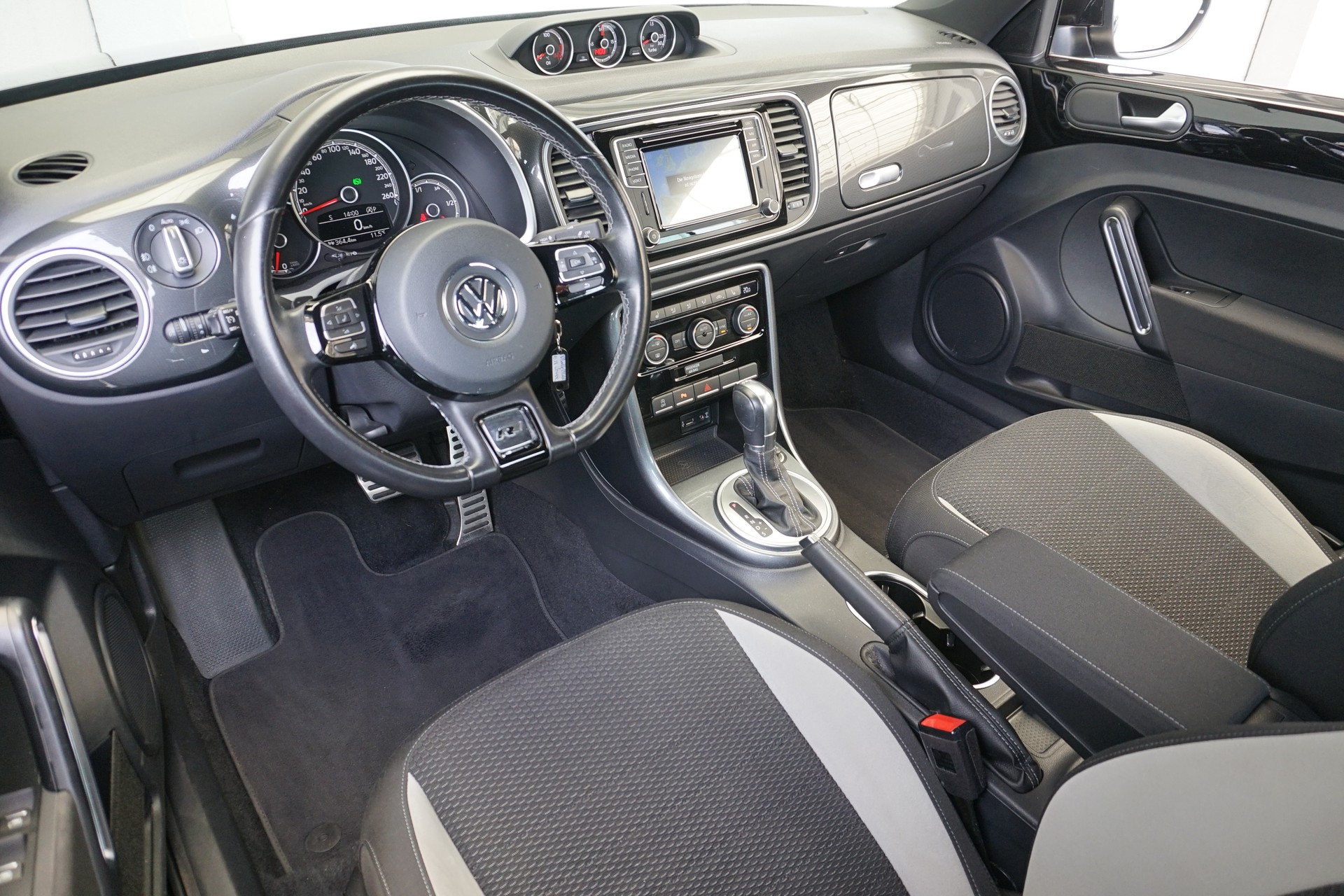 VW Beetle 1.4 TSI BMT 150PS R-Line Cabriolet DSG-Automat-image-28