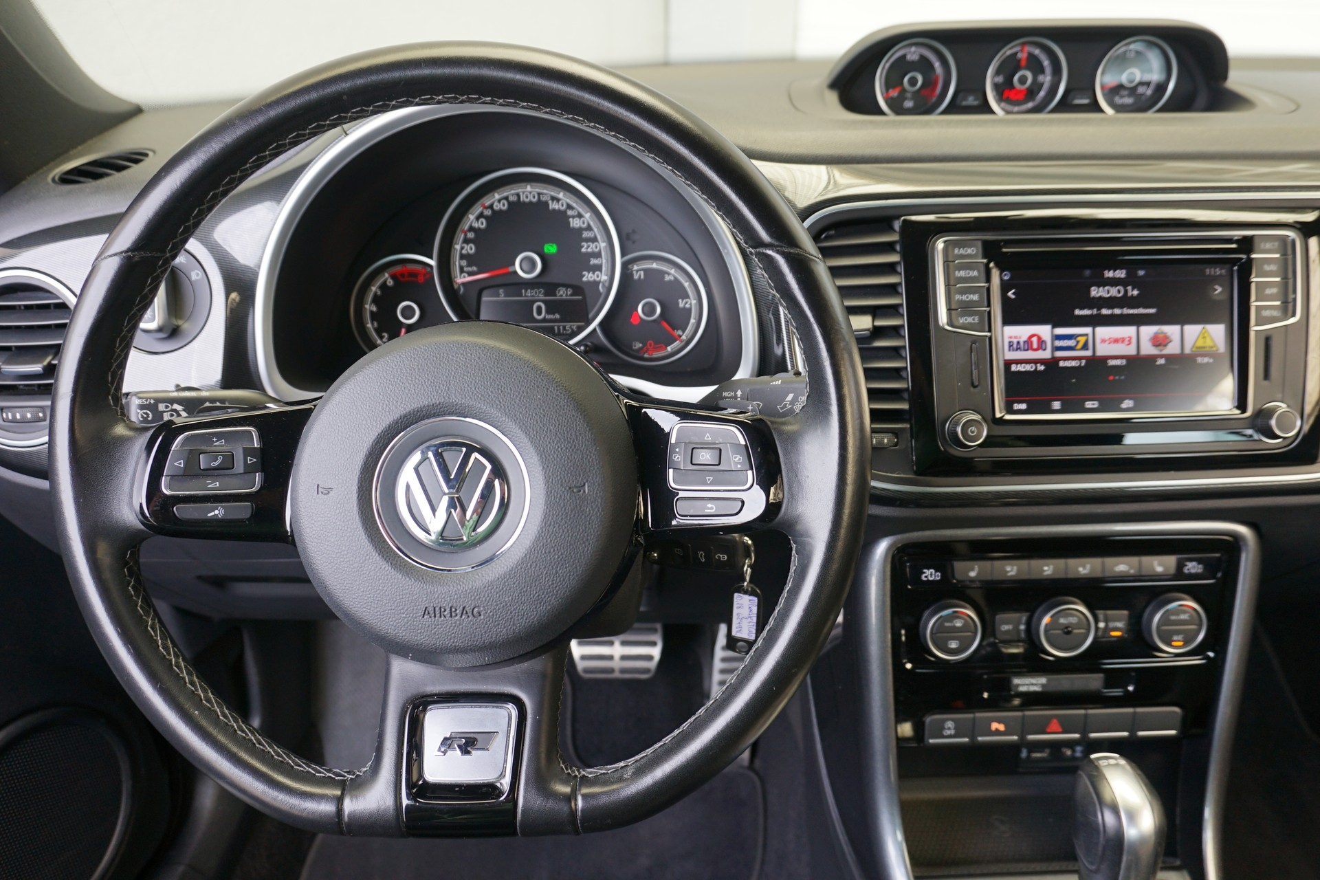 VW Beetle 1.4 TSI BMT 150PS R-Line Cabriolet DSG-Automat-image-24