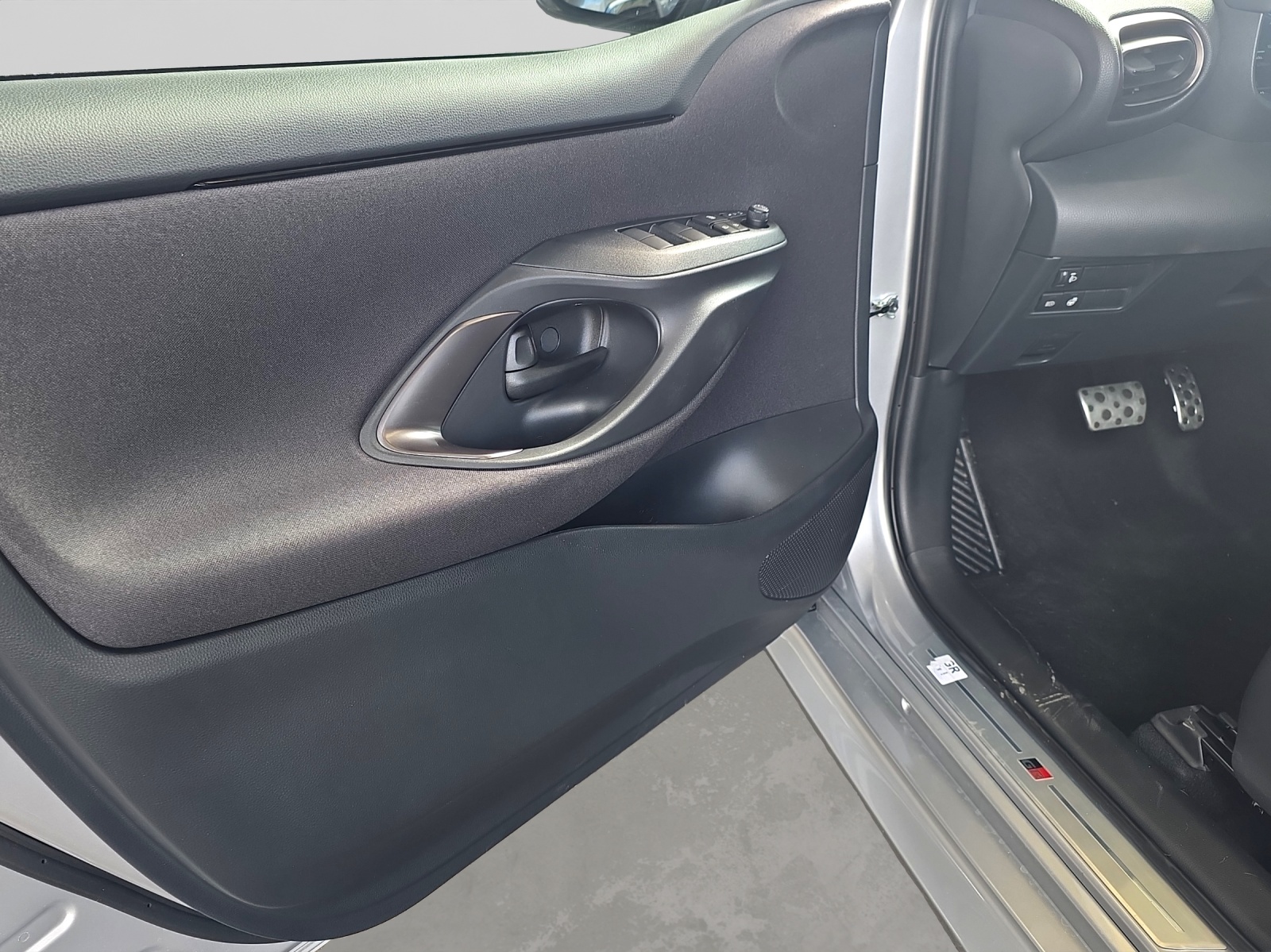 TOYOTA Yaris 1.5 VVT-i HSD GR Sport-image-11