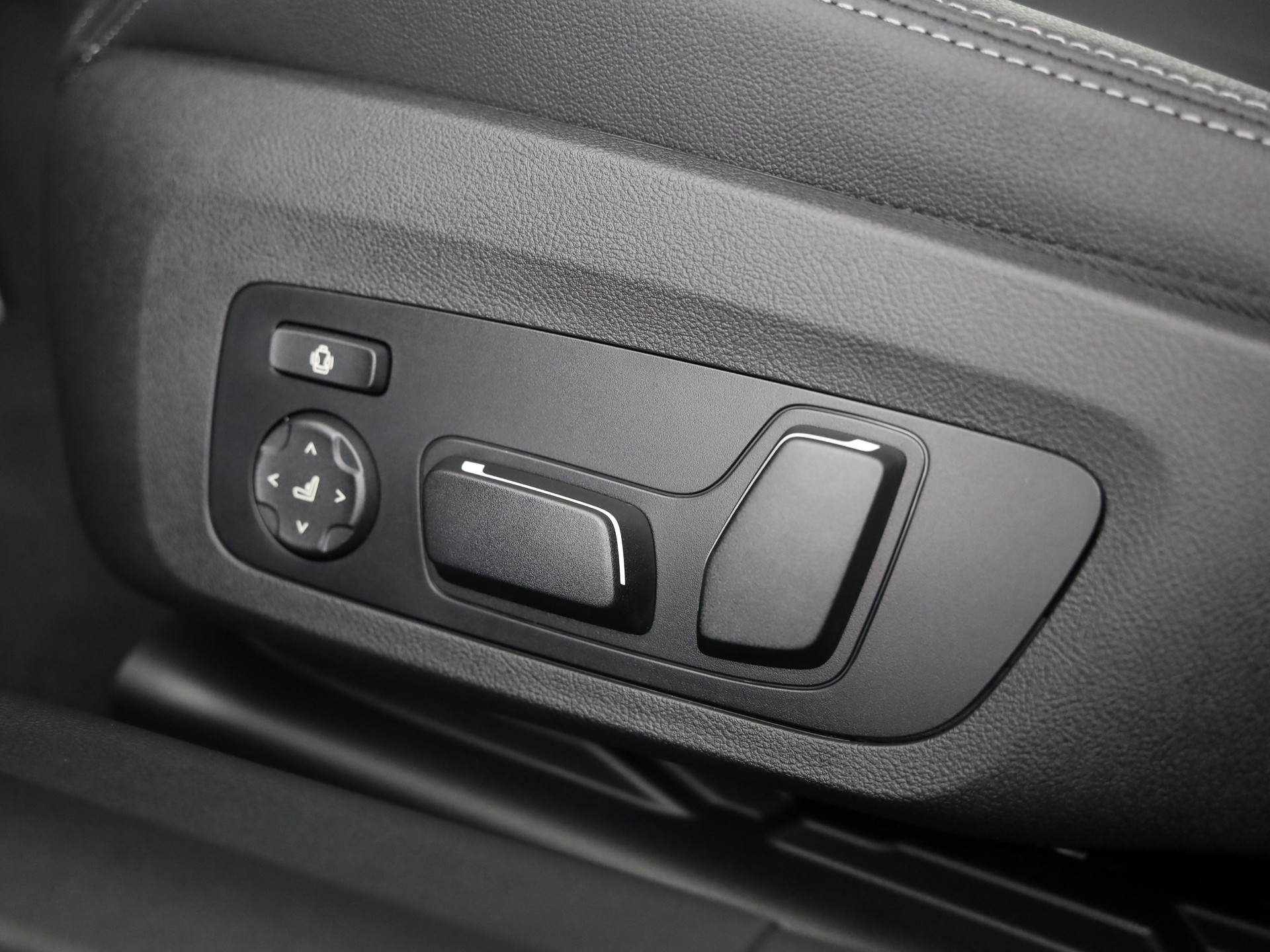 BMW i4 xDrive40-image-13