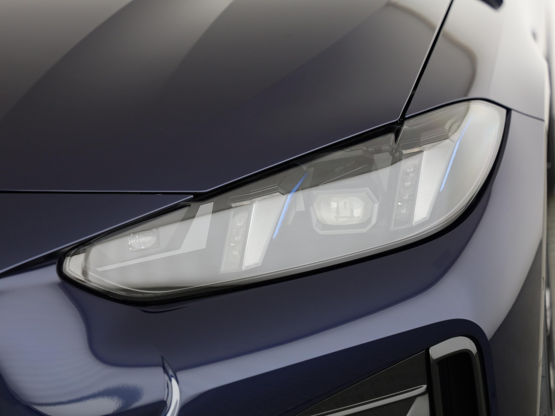 BMW i4 xDrive40-image-5
