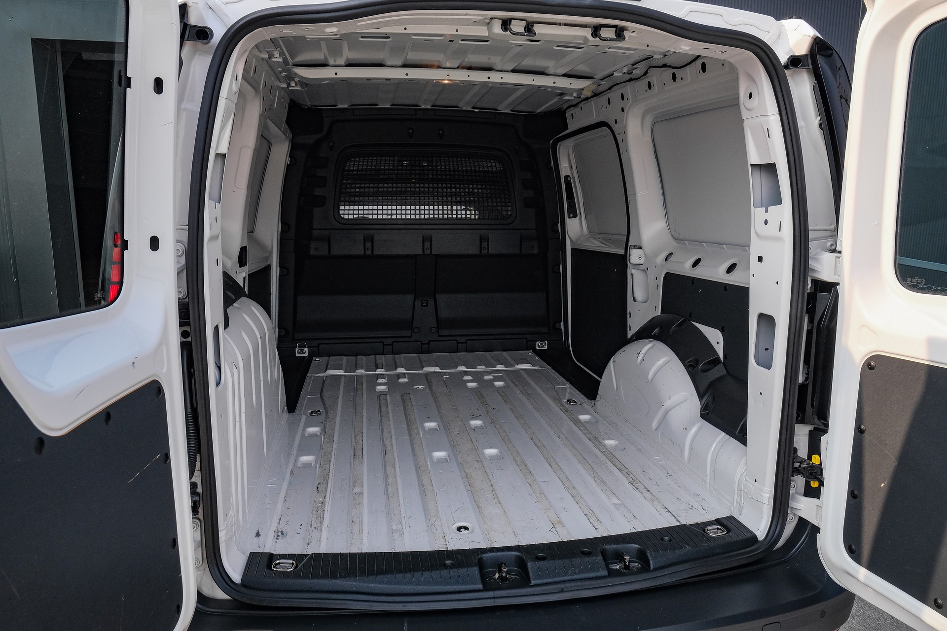 VW Caddy Cargo 2.0TDI Maxi-image-19