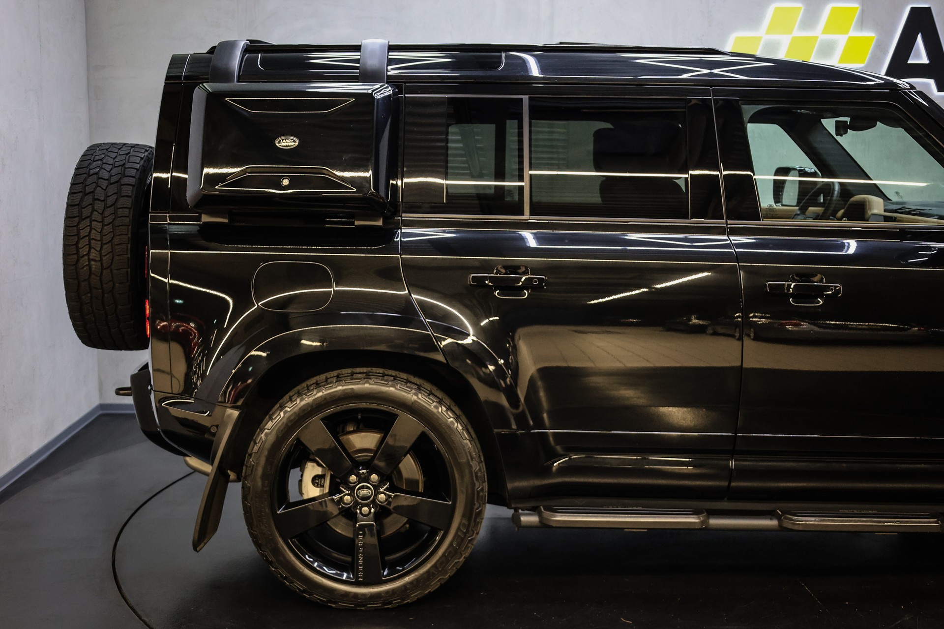 LAND ROVER Defender 110 3.0 D I6 300 X-Dynamic HSE-image-15