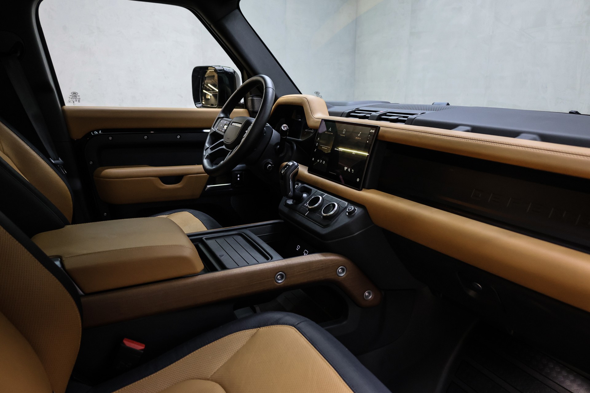 LAND ROVER Defender 110 3.0 D I6 300 X-Dynamic HSE-image-39