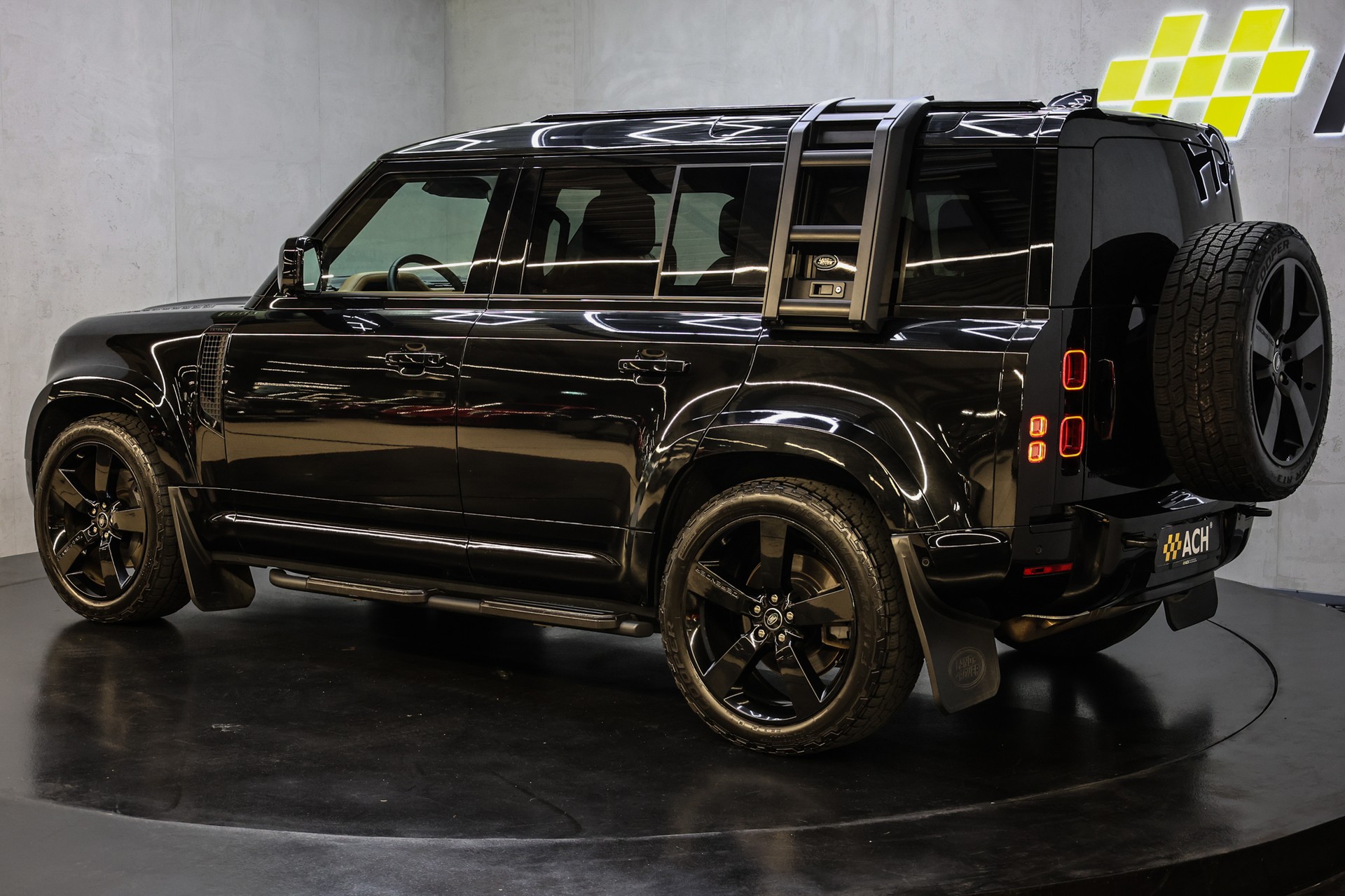 LAND ROVER Defender 110 3.0 D I6 300 X-Dynamic HSE-image-6