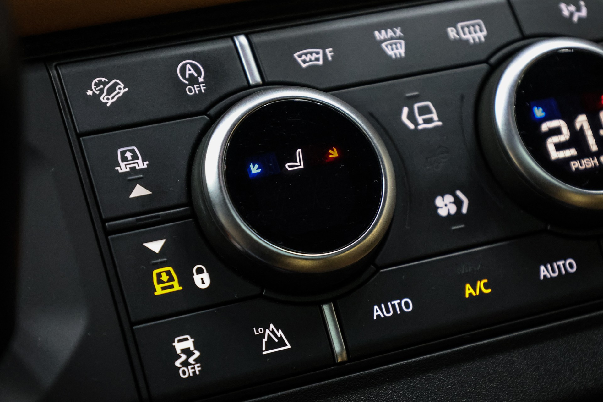 LAND ROVER Defender 110 3.0 D I6 300 X-Dynamic HSE-image-36