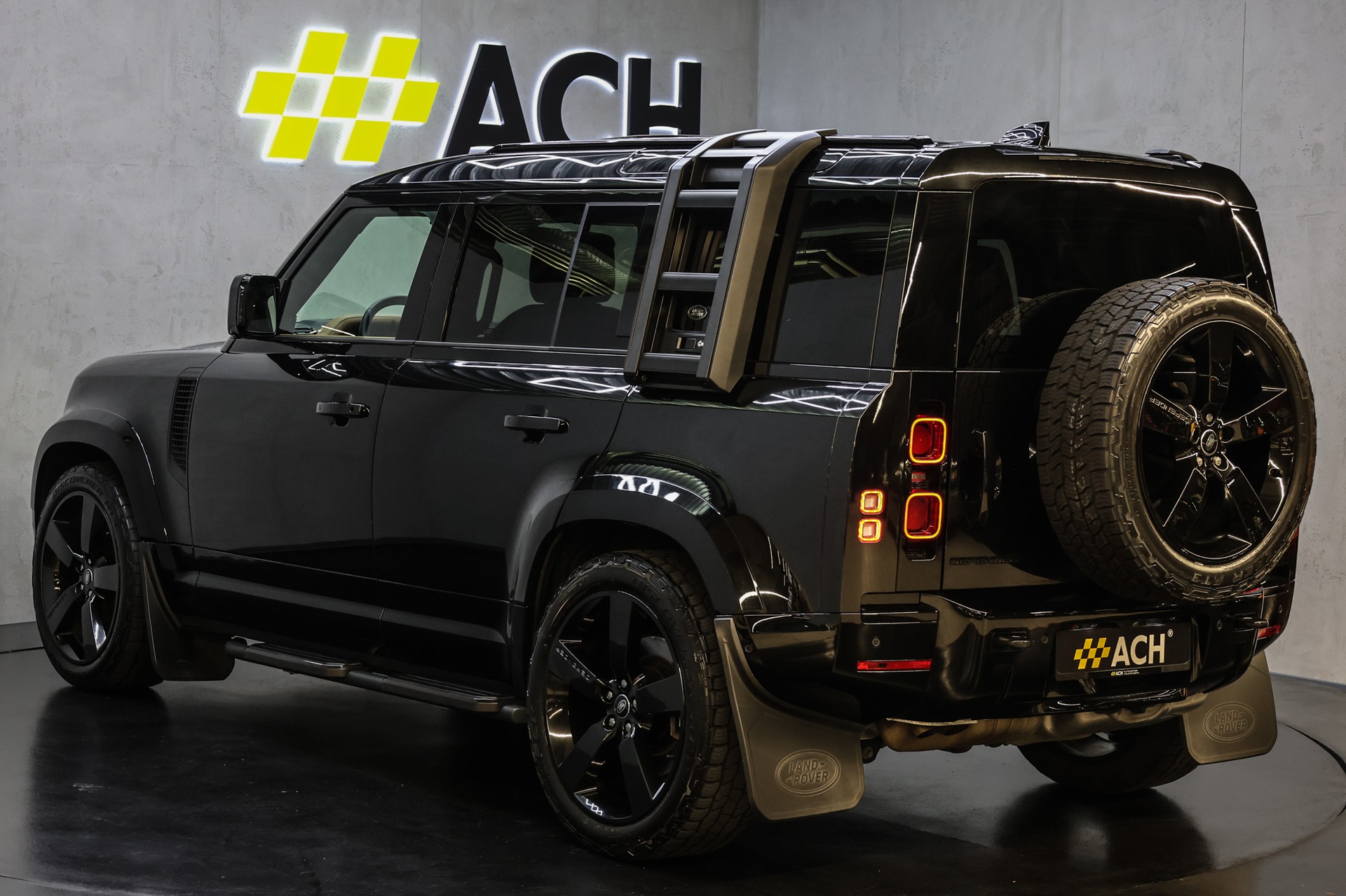 LAND ROVER Defender 110 3.0 D I6 300 X-Dynamic HSE-showroom-element-3