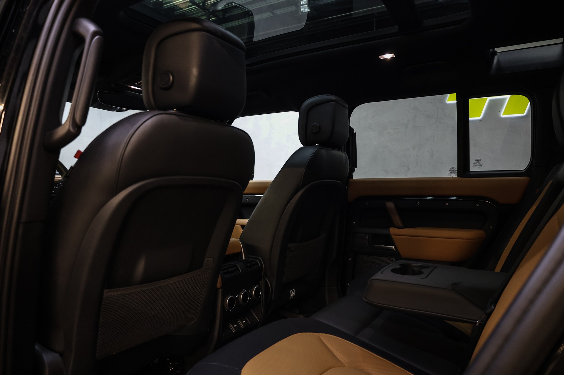 LAND ROVER Defender 110 3.0 D I6 300 X-Dynamic HSE-image-27