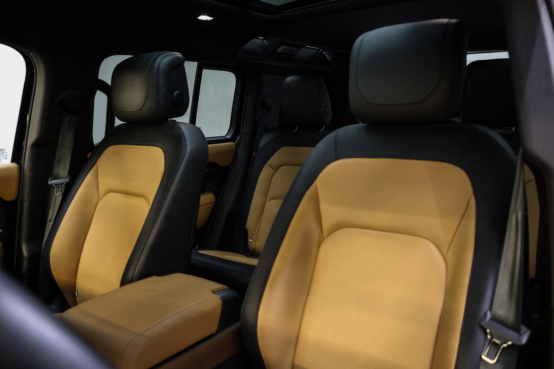 LAND ROVER Defender 110 3.0 D I6 300 X-Dynamic HSE-image-22