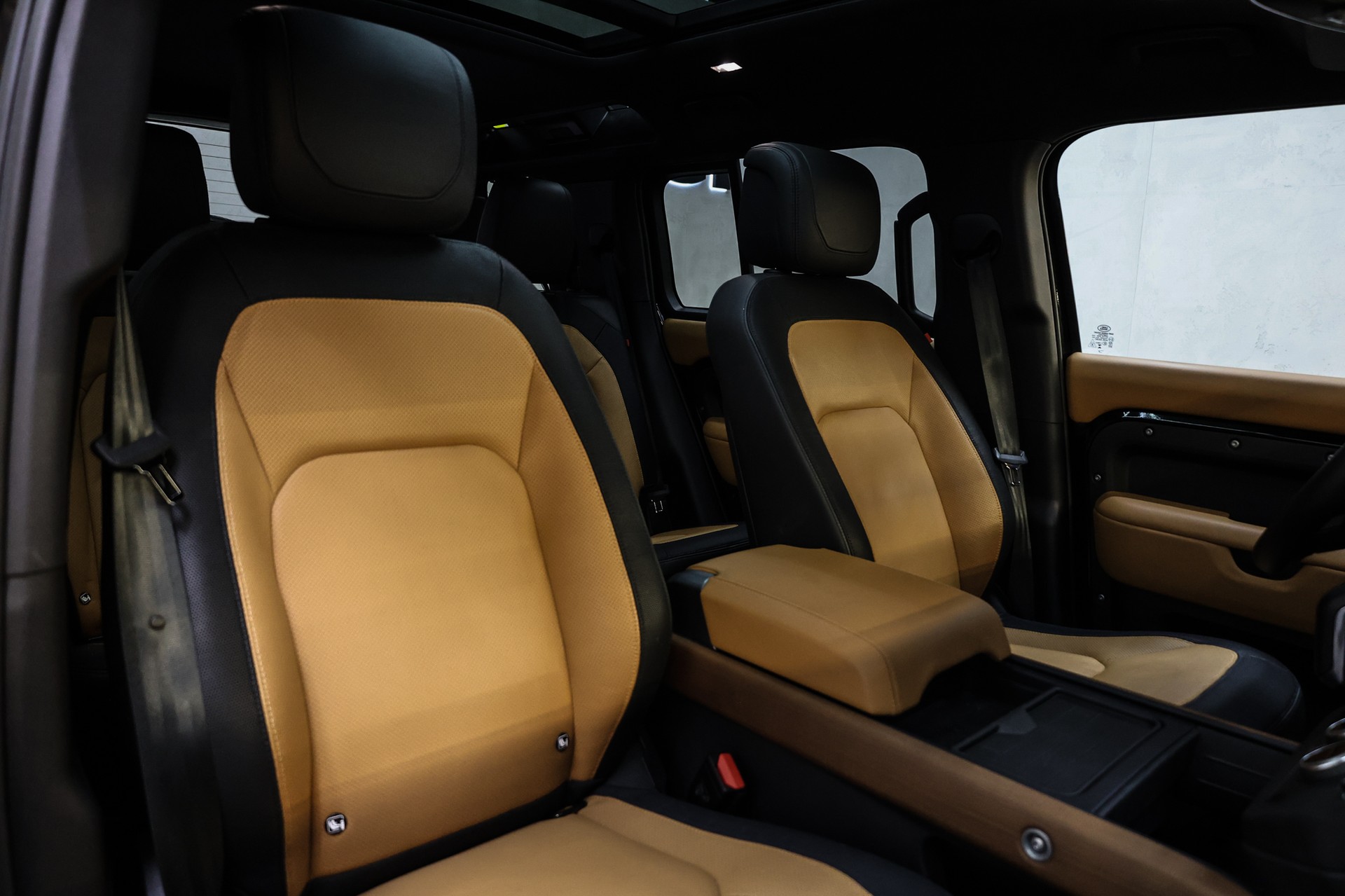 LAND ROVER Defender 110 3.0 D I6 300 X-Dynamic HSE-image-25