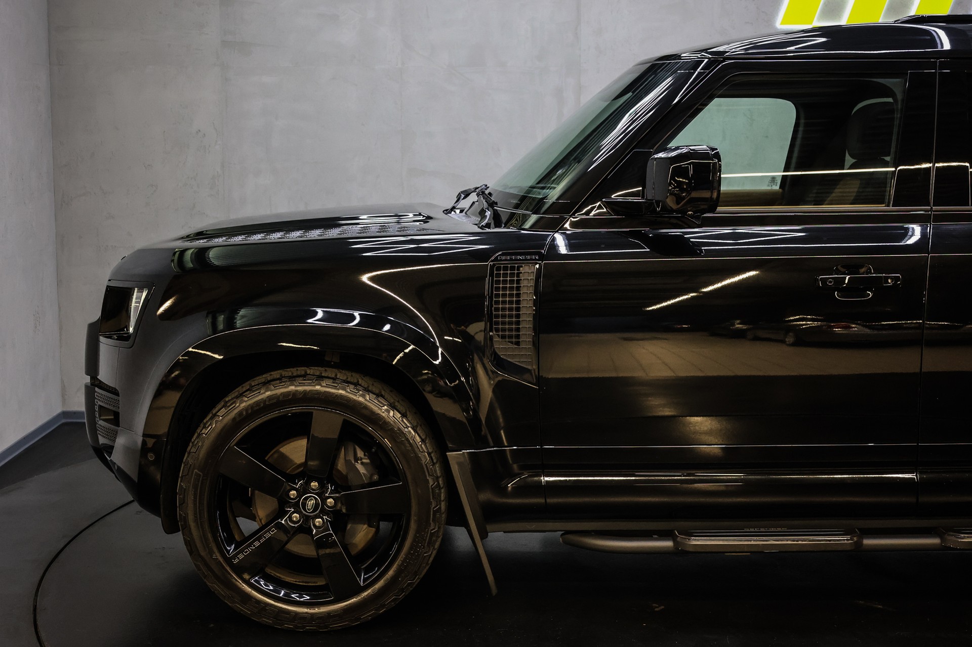 LAND ROVER Defender 110 3.0 D I6 300 X-Dynamic HSE-image-12