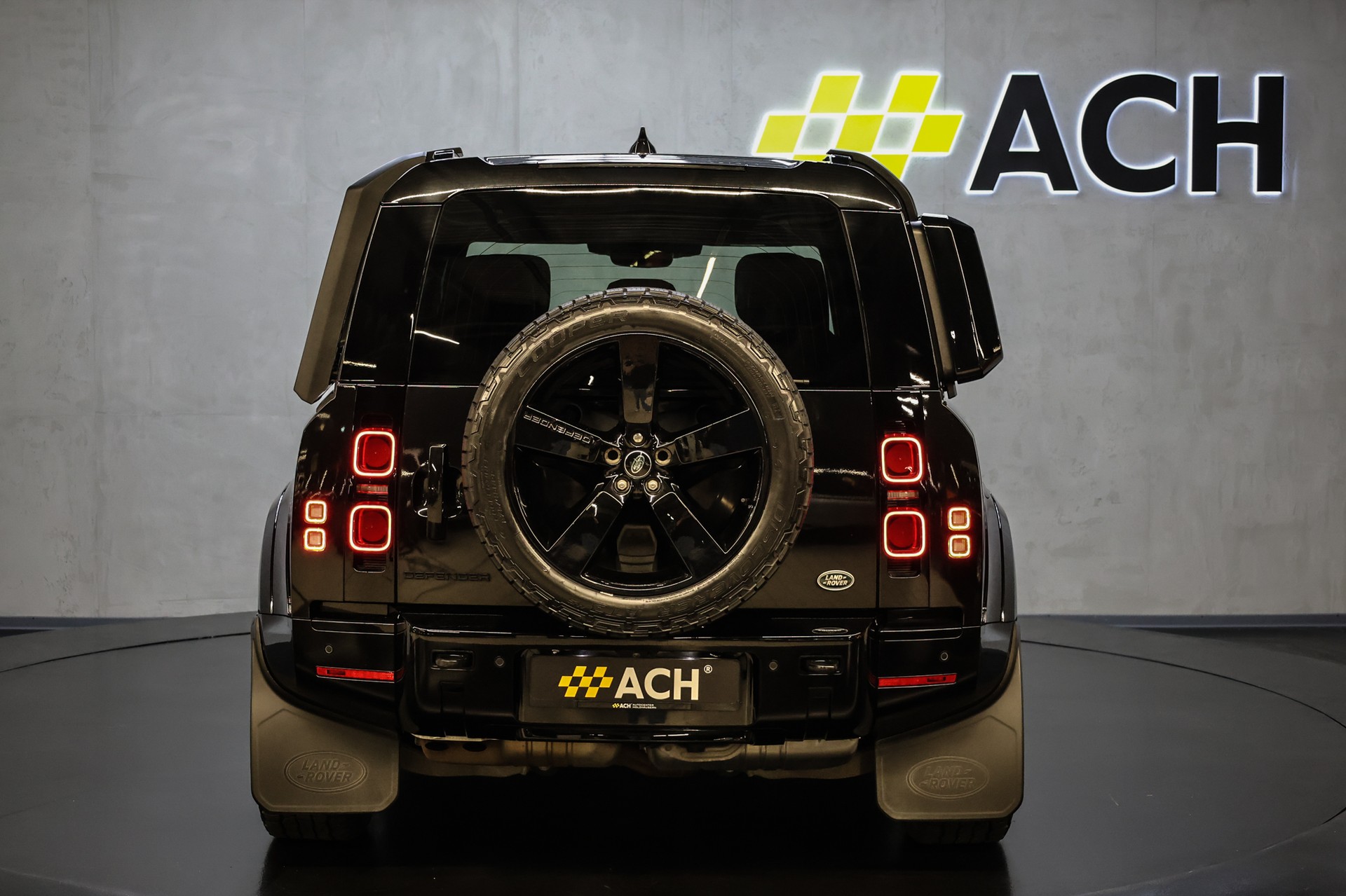 LAND ROVER Defender 110 3.0 D I6 300 X-Dynamic HSE-image-4