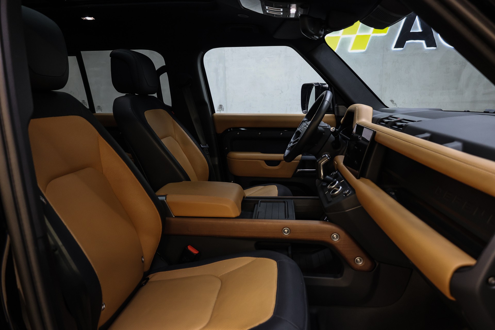 LAND ROVER Defender 110 3.0 D I6 300 X-Dynamic HSE-image-41