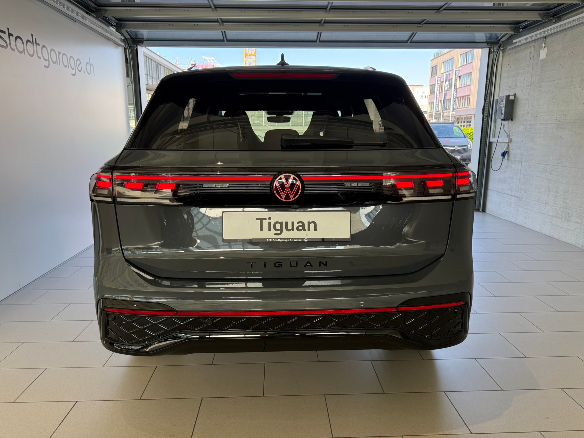VW Tiguan 2.0 TSI DSG R-Line 4Motion-image-2