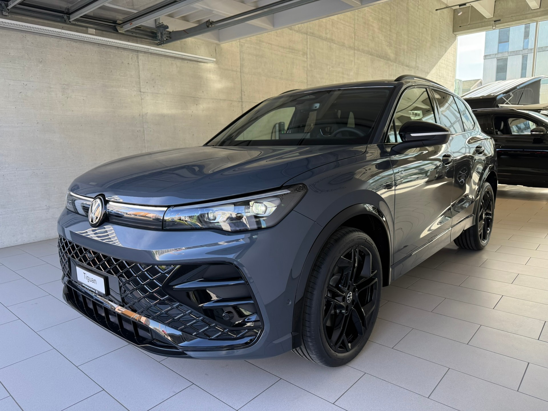 VW Tiguan 2.0 TSI DSG R-Line 4Motion-image-1