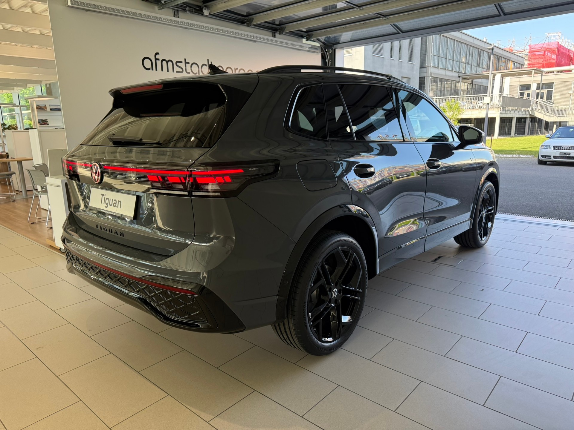 VW Tiguan 2.0 TSI DSG R-Line 4Motion-image-4
