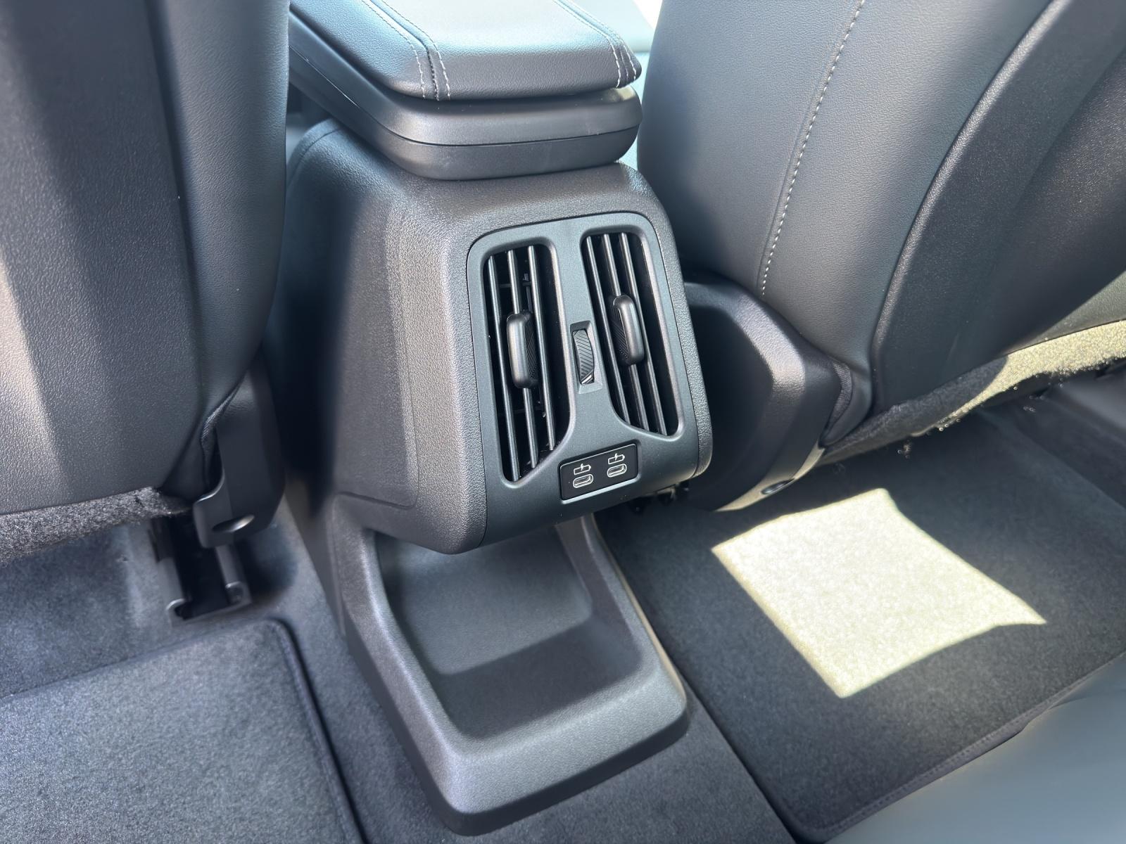 BMW iX1 20 eDrive-image-18