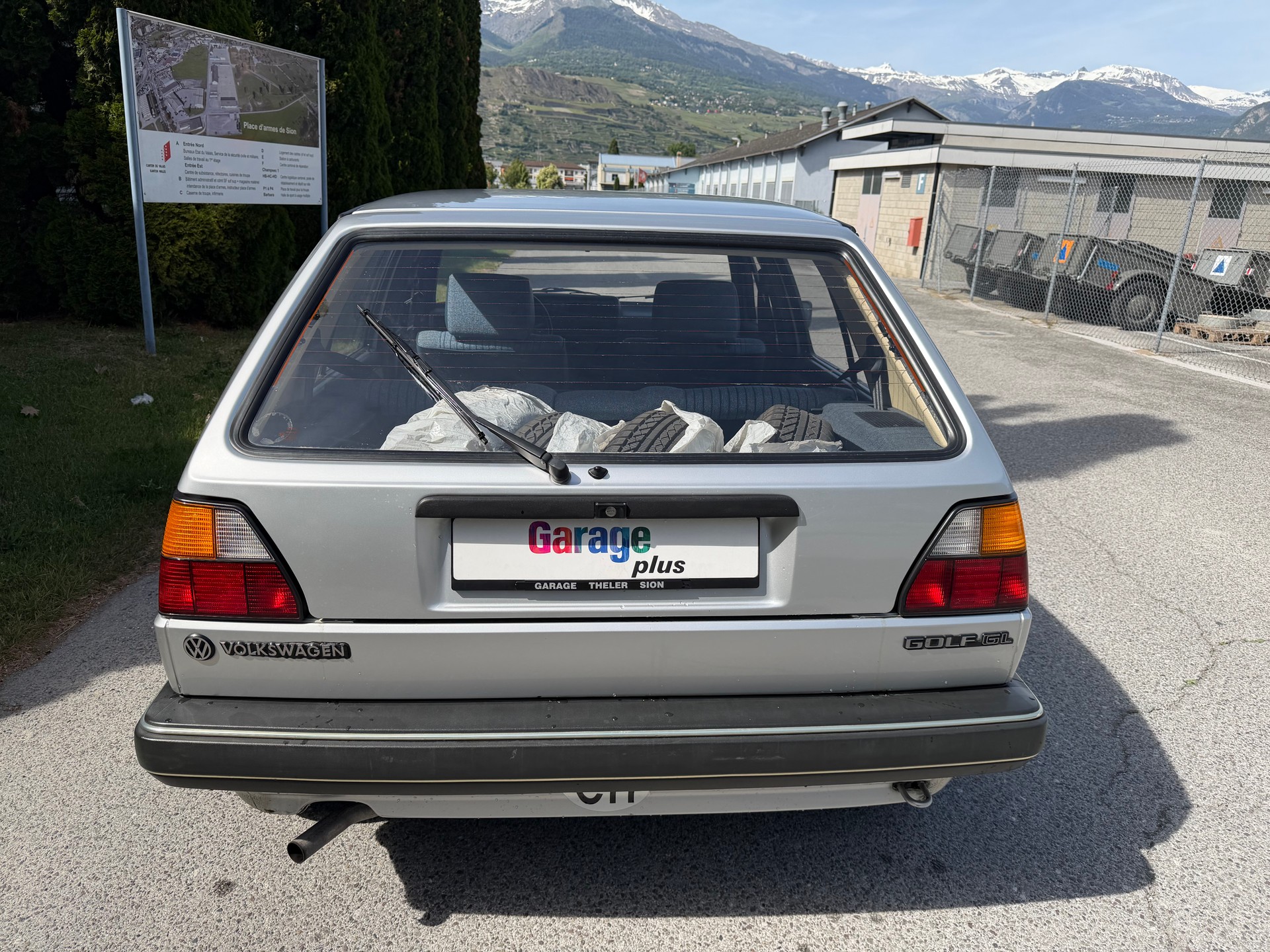VW GOLF-showroom-element-3