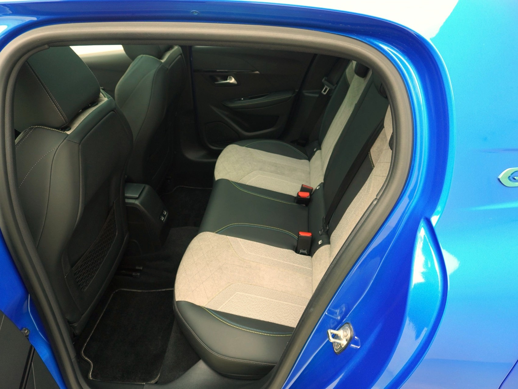 PEUGEOT 208 e-GT-image-10