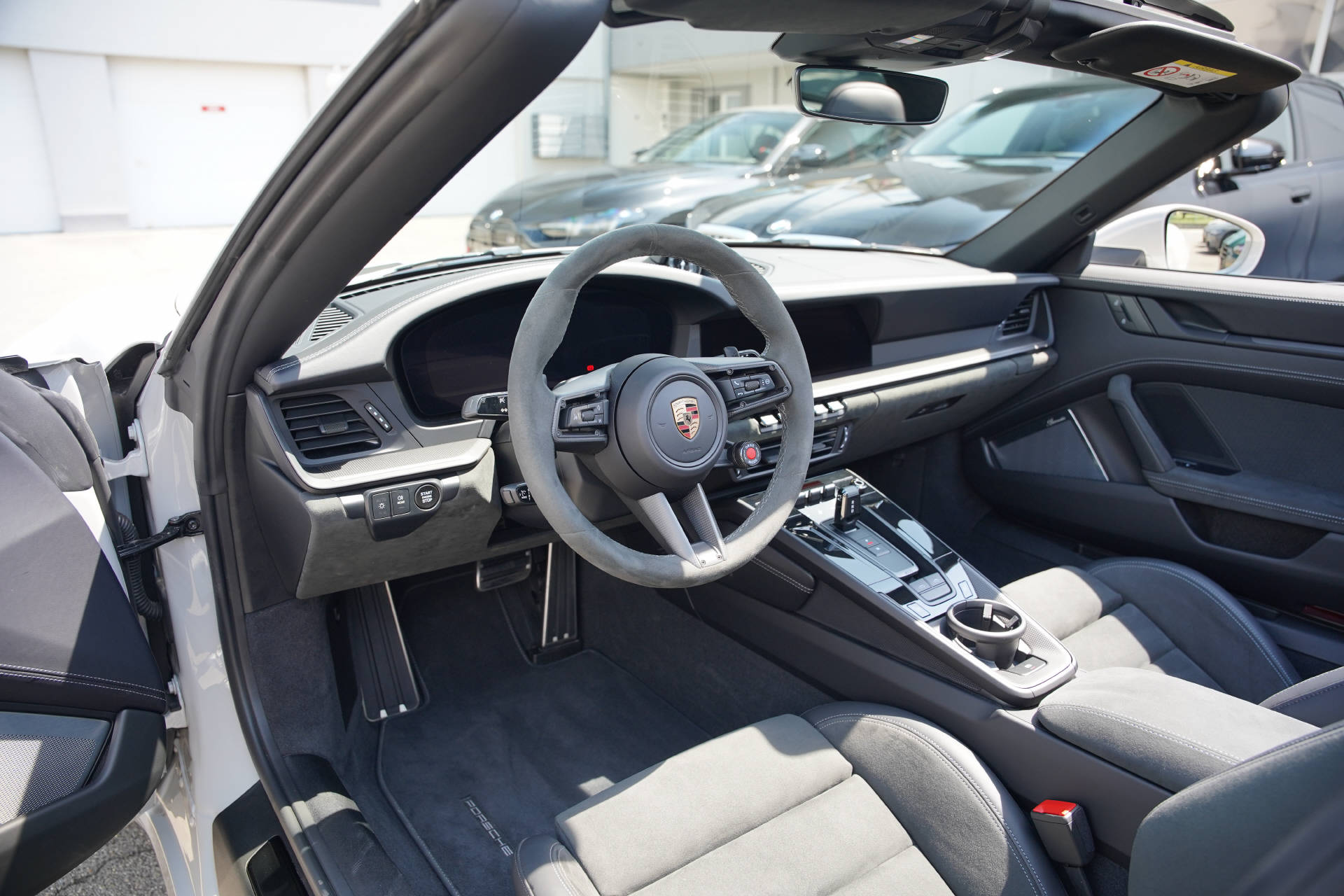PORSCHE 911 Targa 4 GTS PDK Kreide-image-6