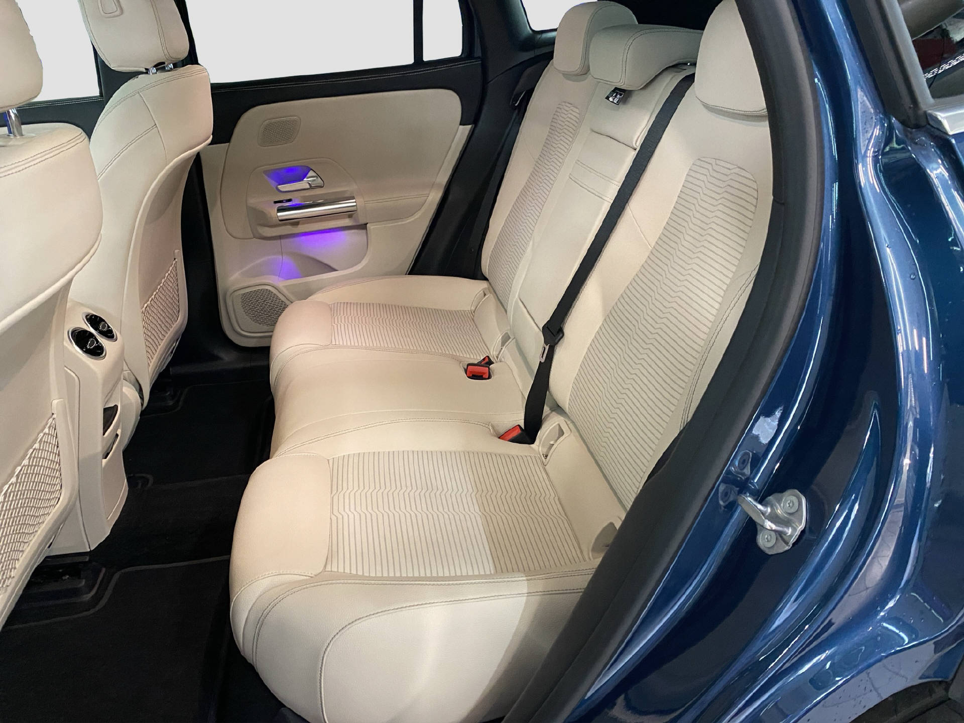 MERCEDES-BENZ EQA 350 Swiss Star Progressive-image-13