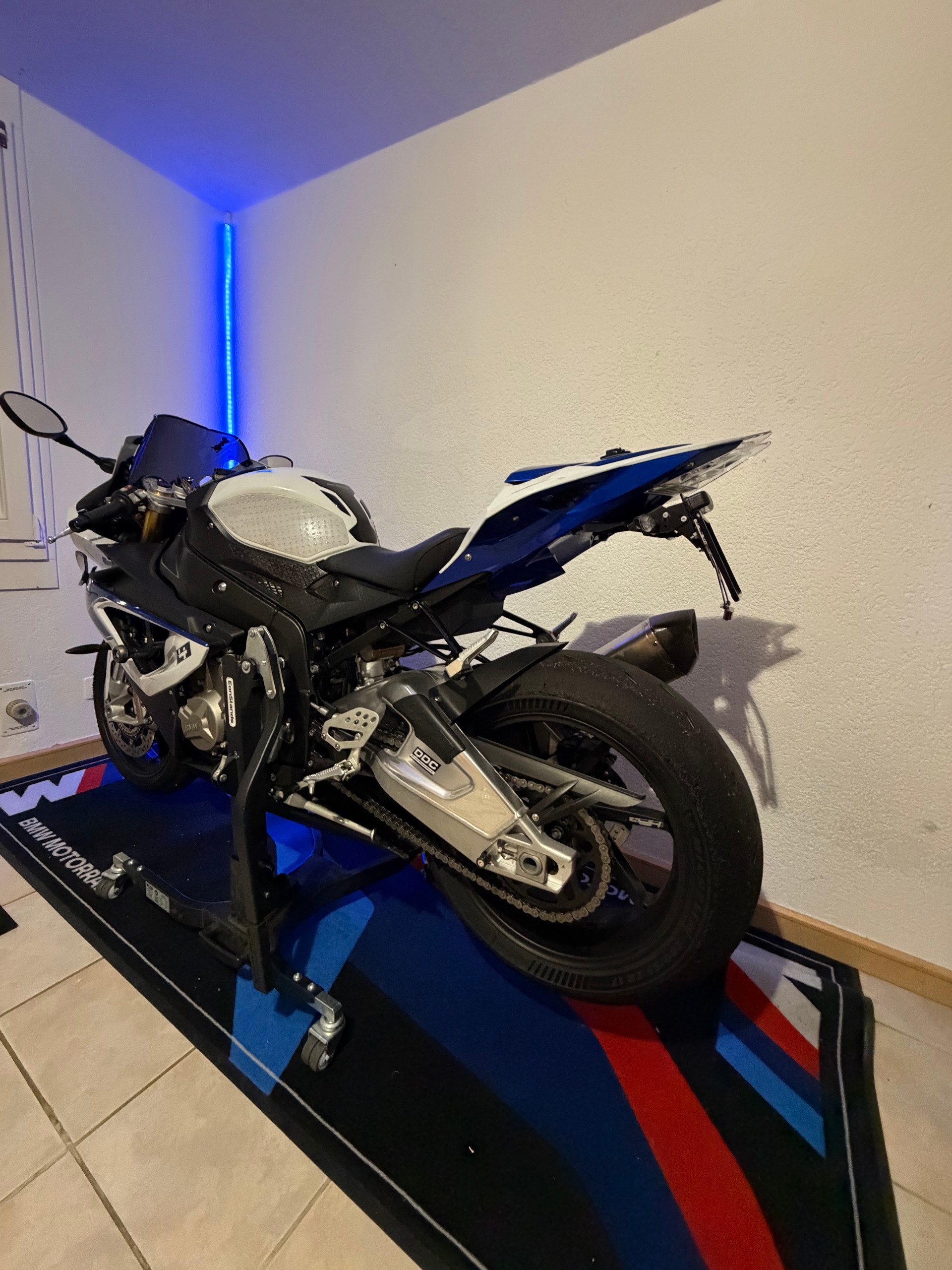 BMW HP4-image-4